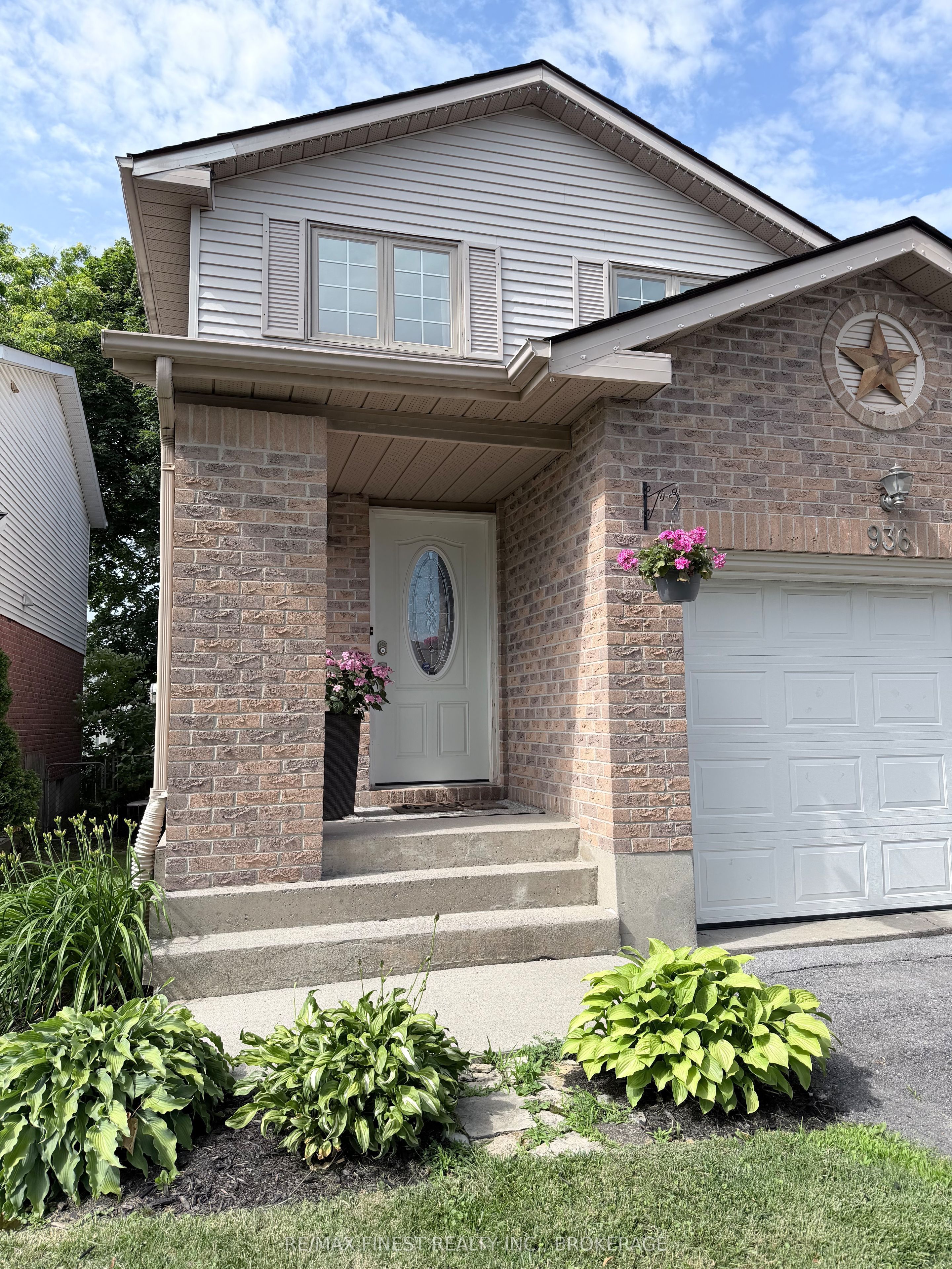936 Killarney Crescent Property Photo 2