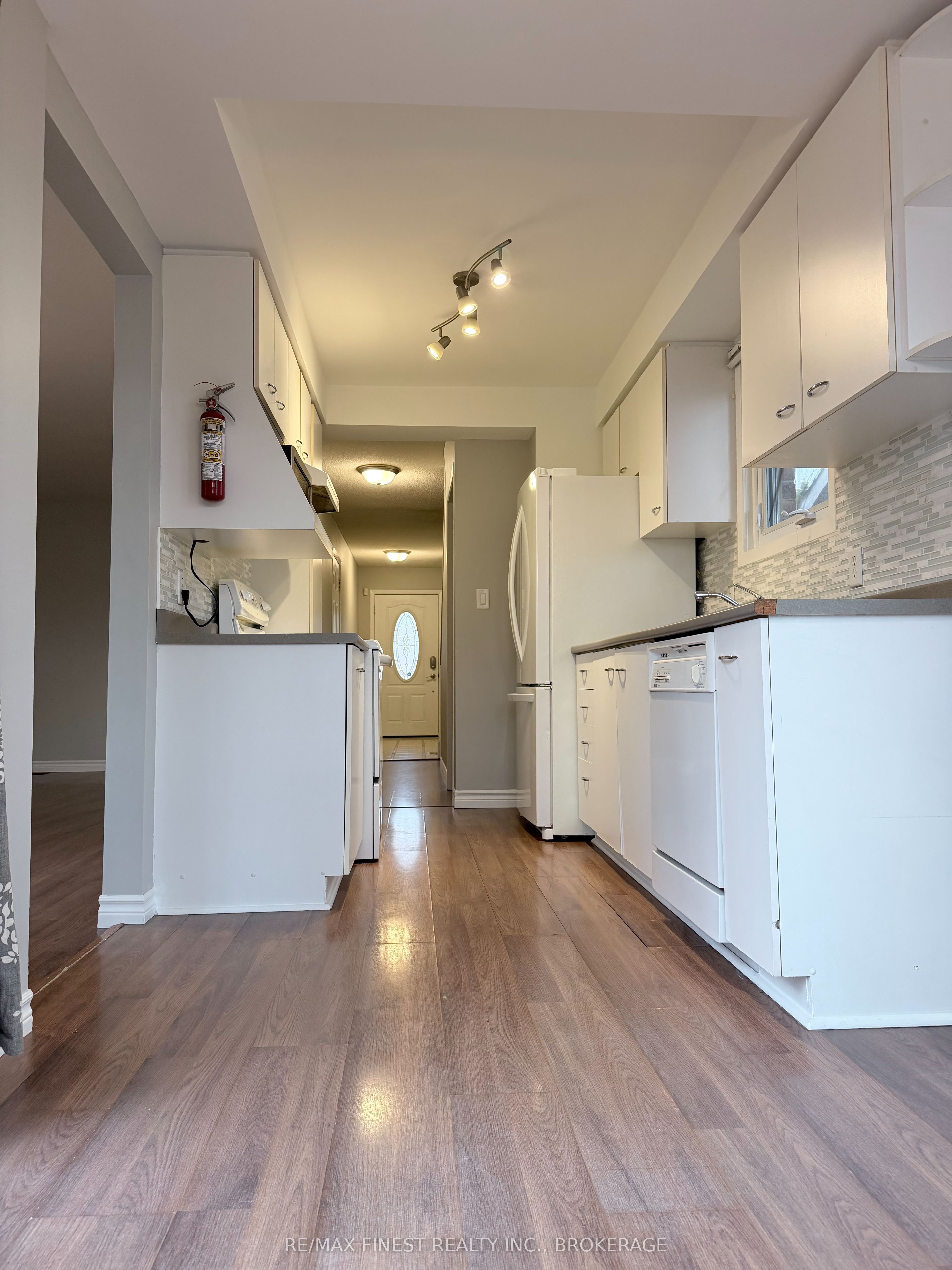 936 Killarney Crescent Property Photo 4