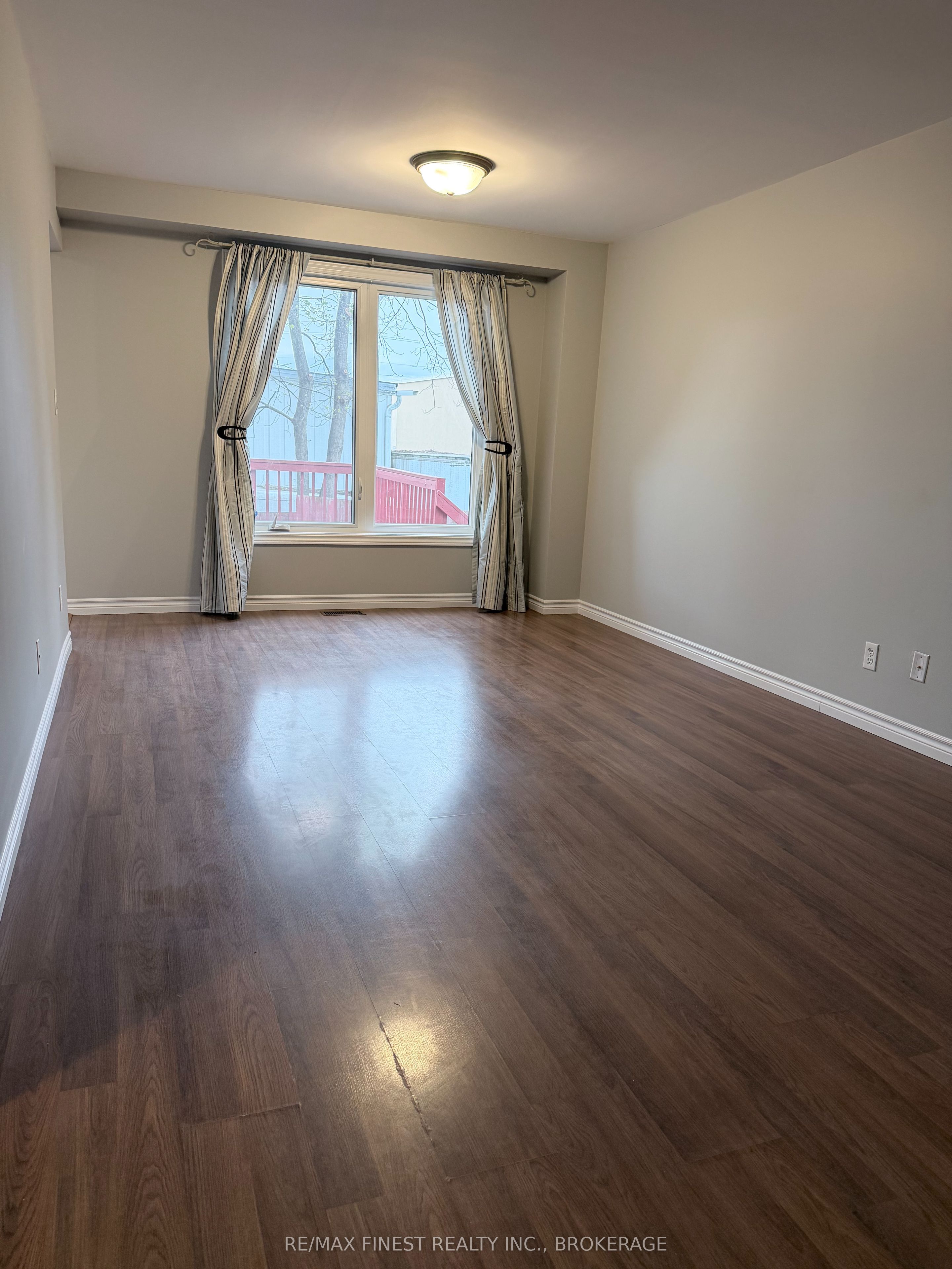 936 Killarney Crescent Property Photo 5