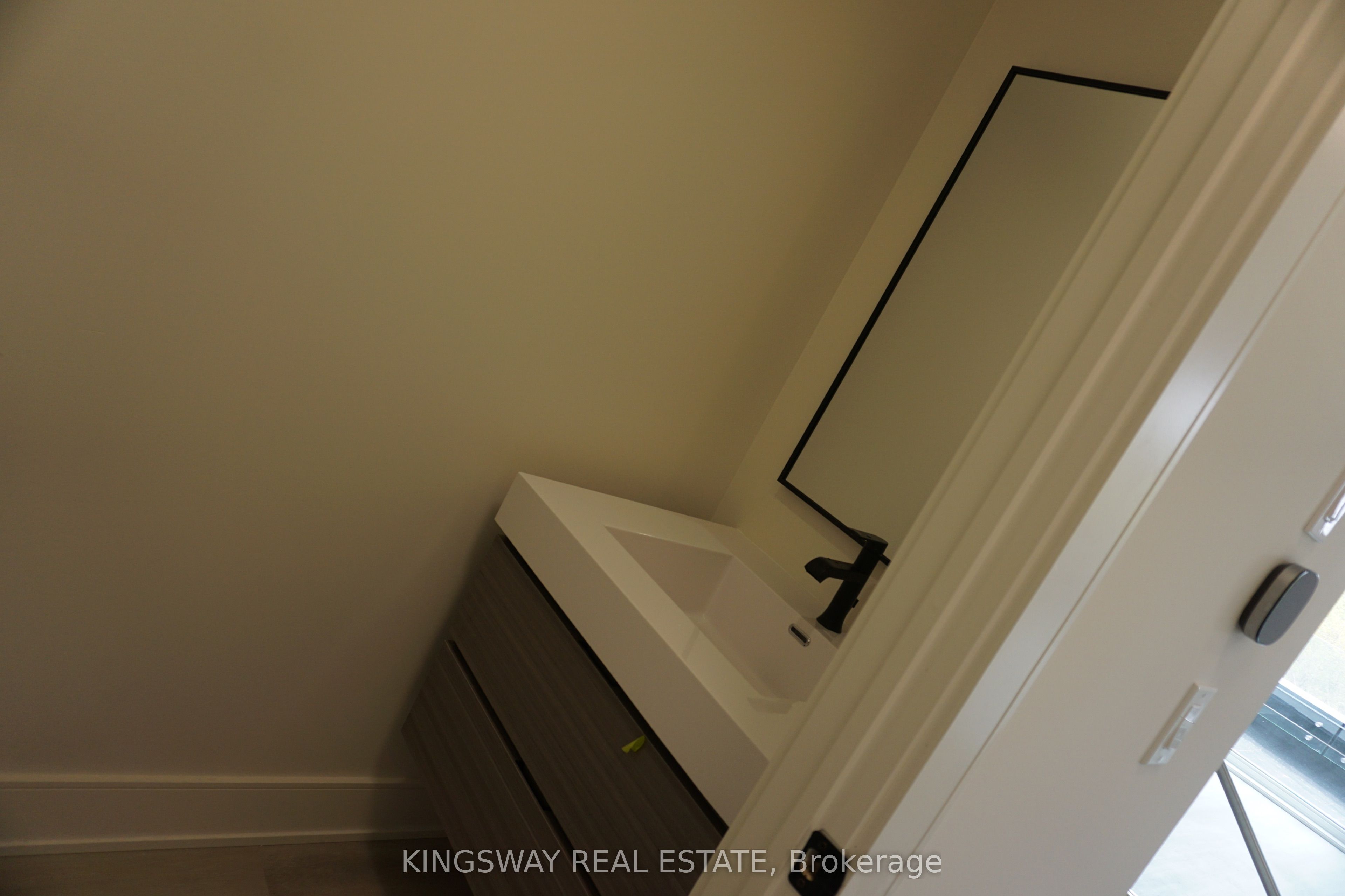 122 Everett Common Property Photo 12