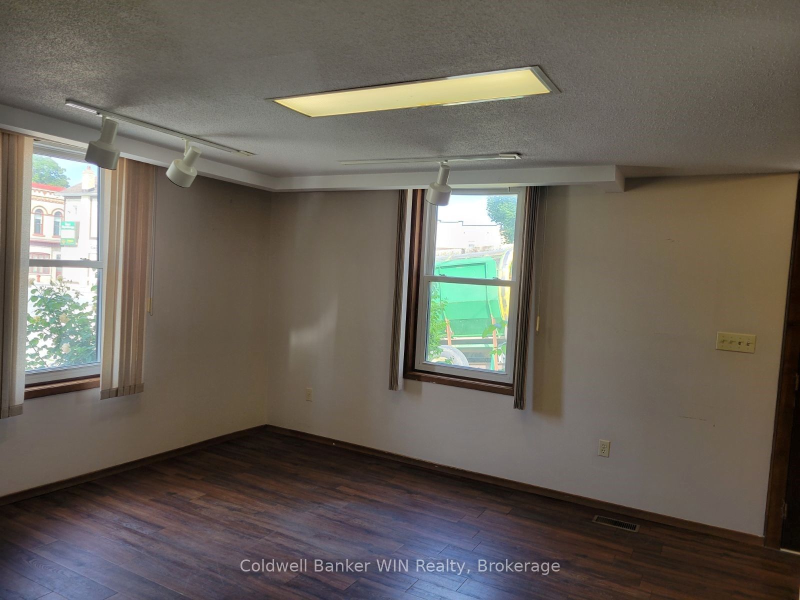 120 King Street E Property Photo 22