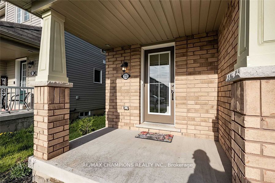 7732 White Pine Crescent Property Photo 2