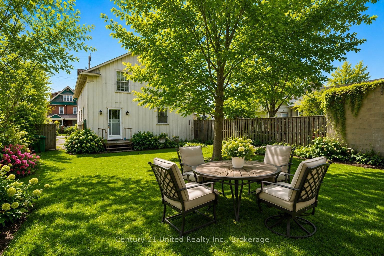 667 George Street N Property Photo 18
