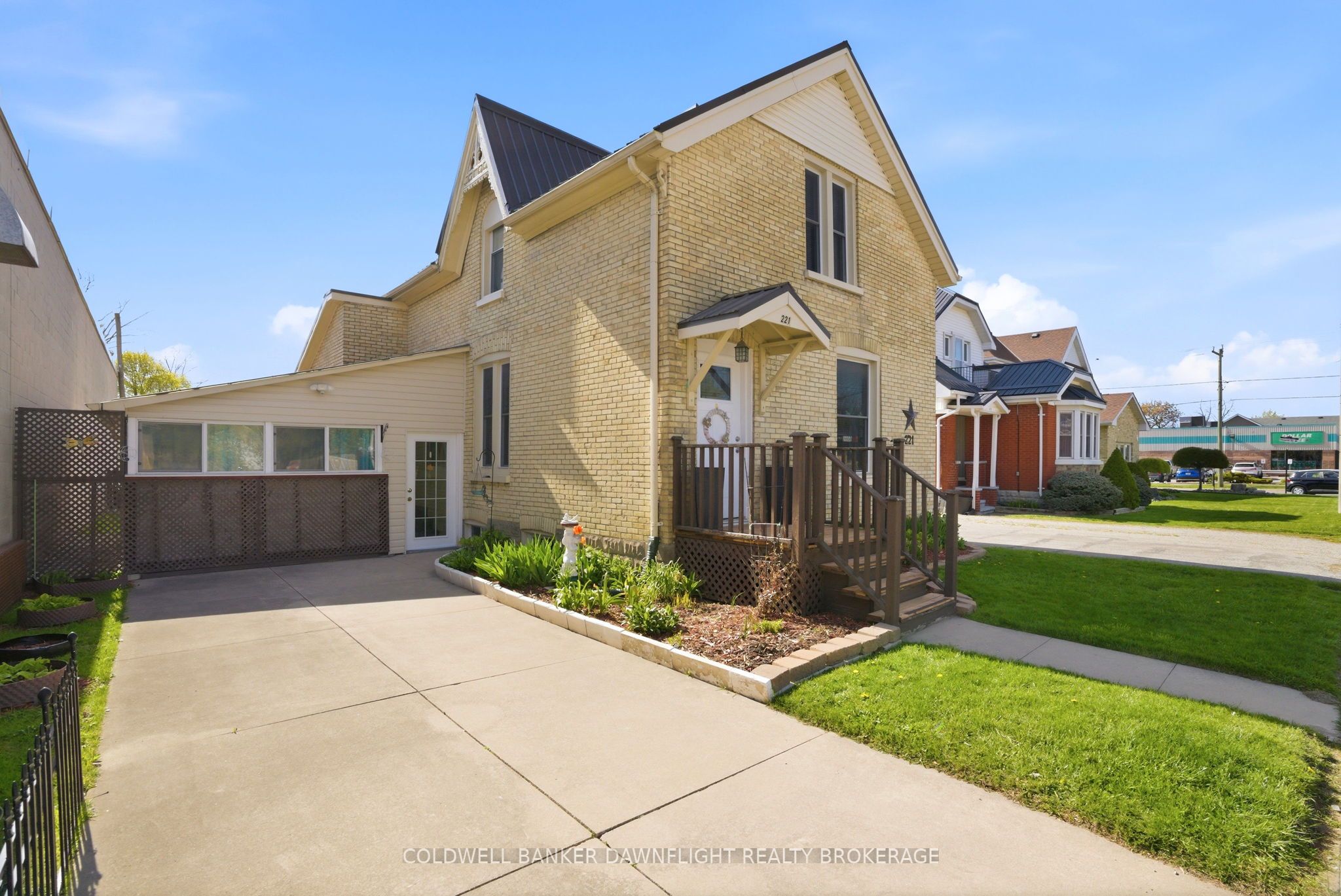 221 Main Street S