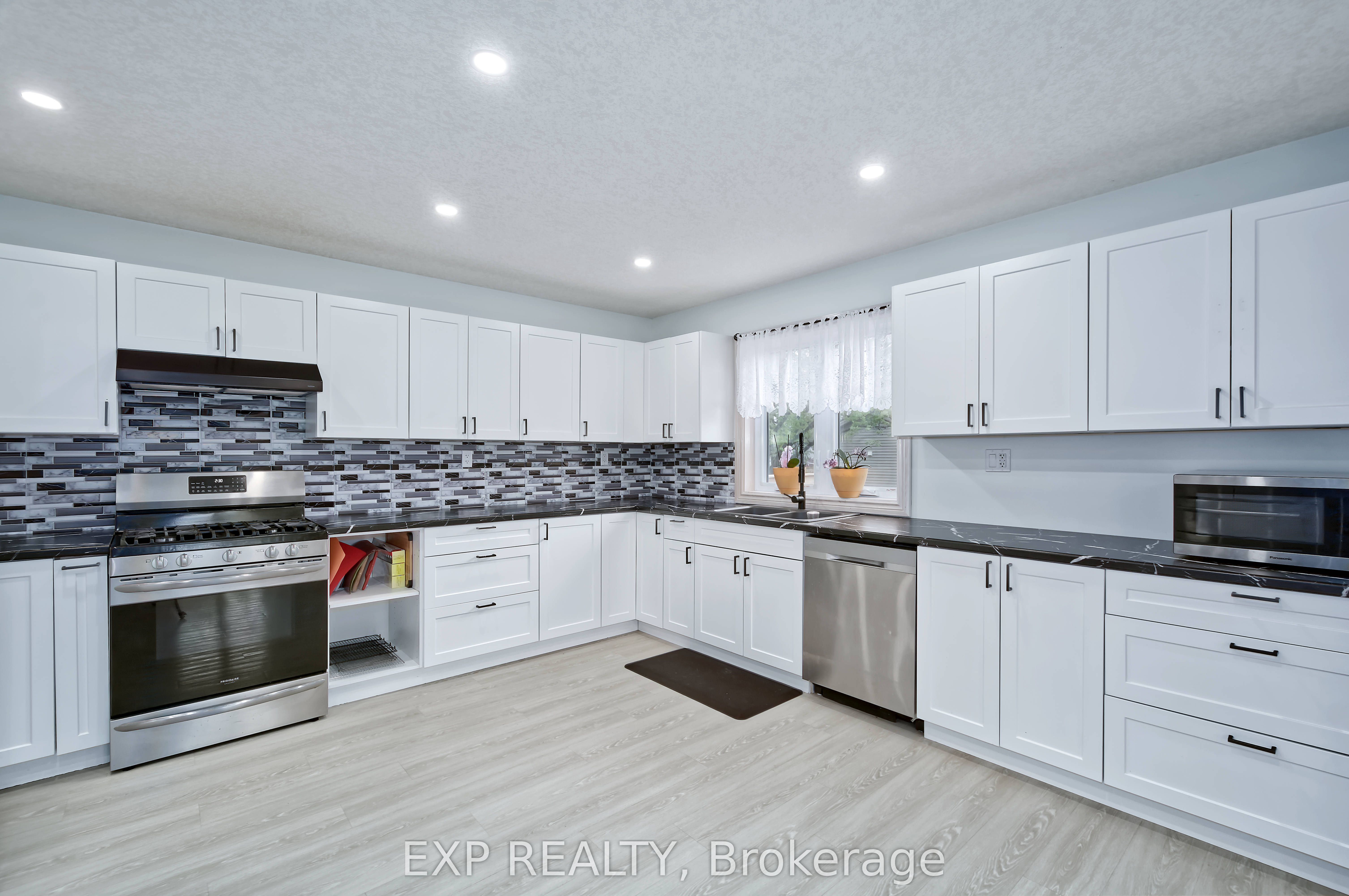 313 John Street S Property Photo 6