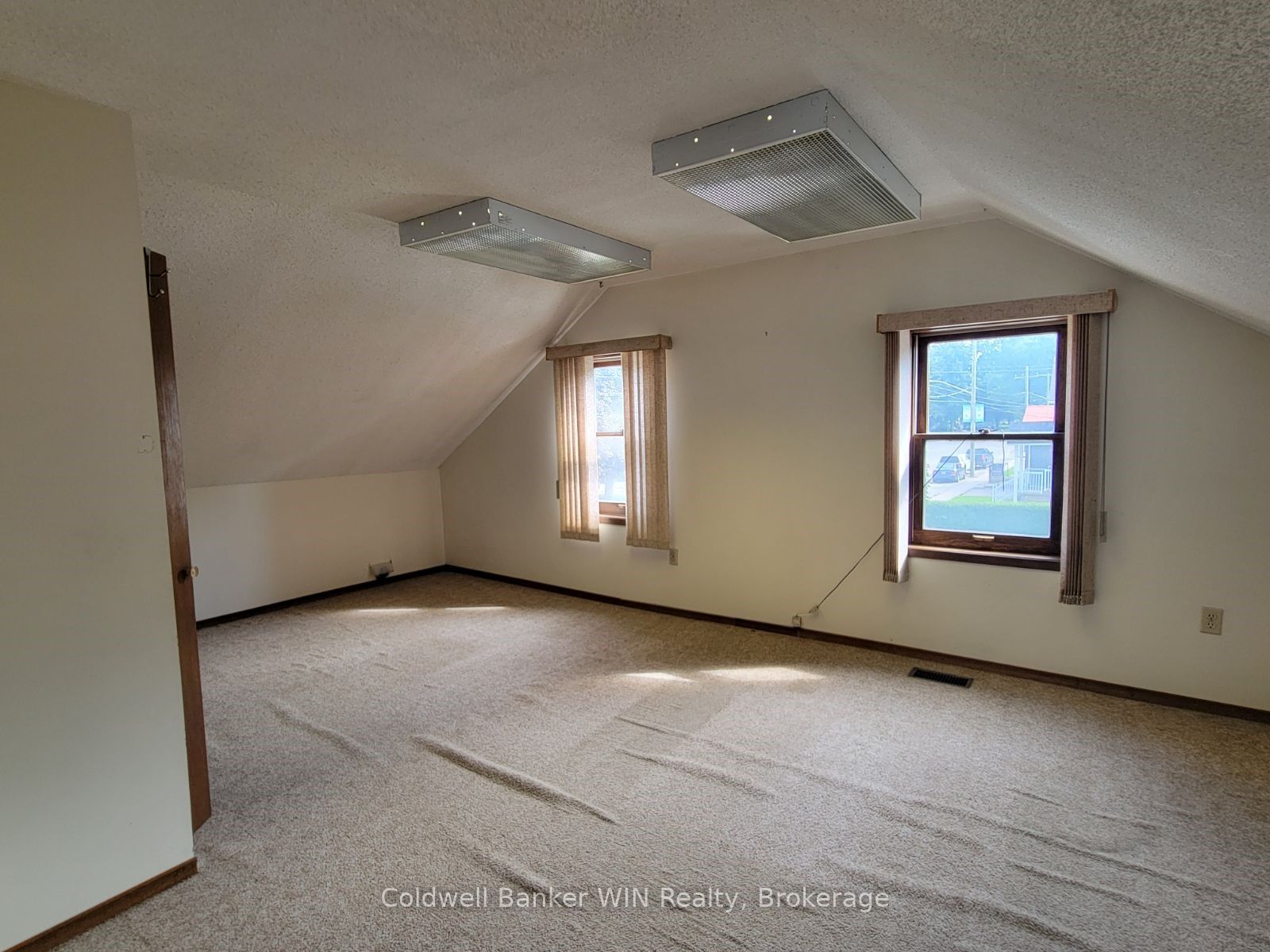 120 King Street E Property Photo 15
