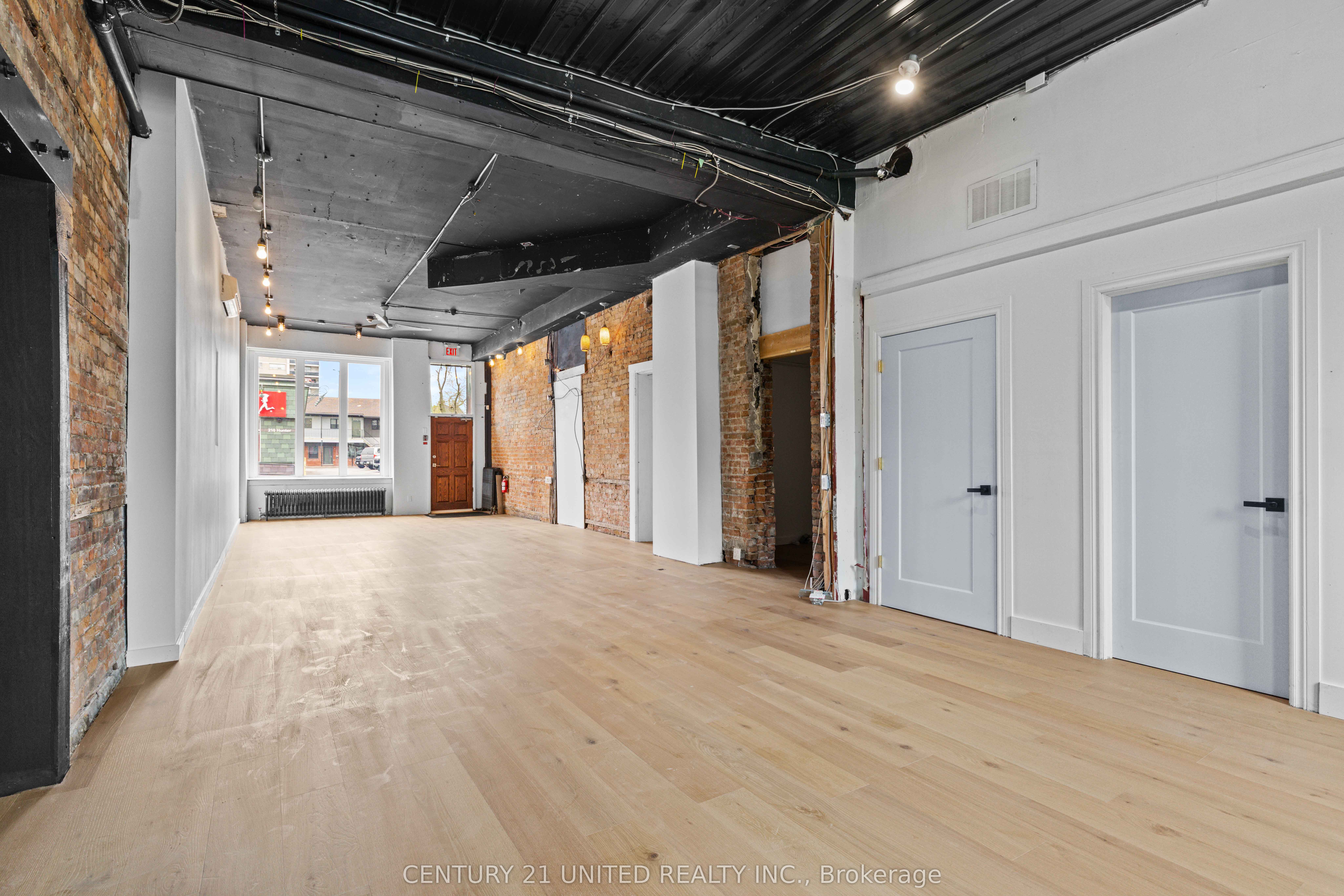 197 Hunter Street W Property Photo 7