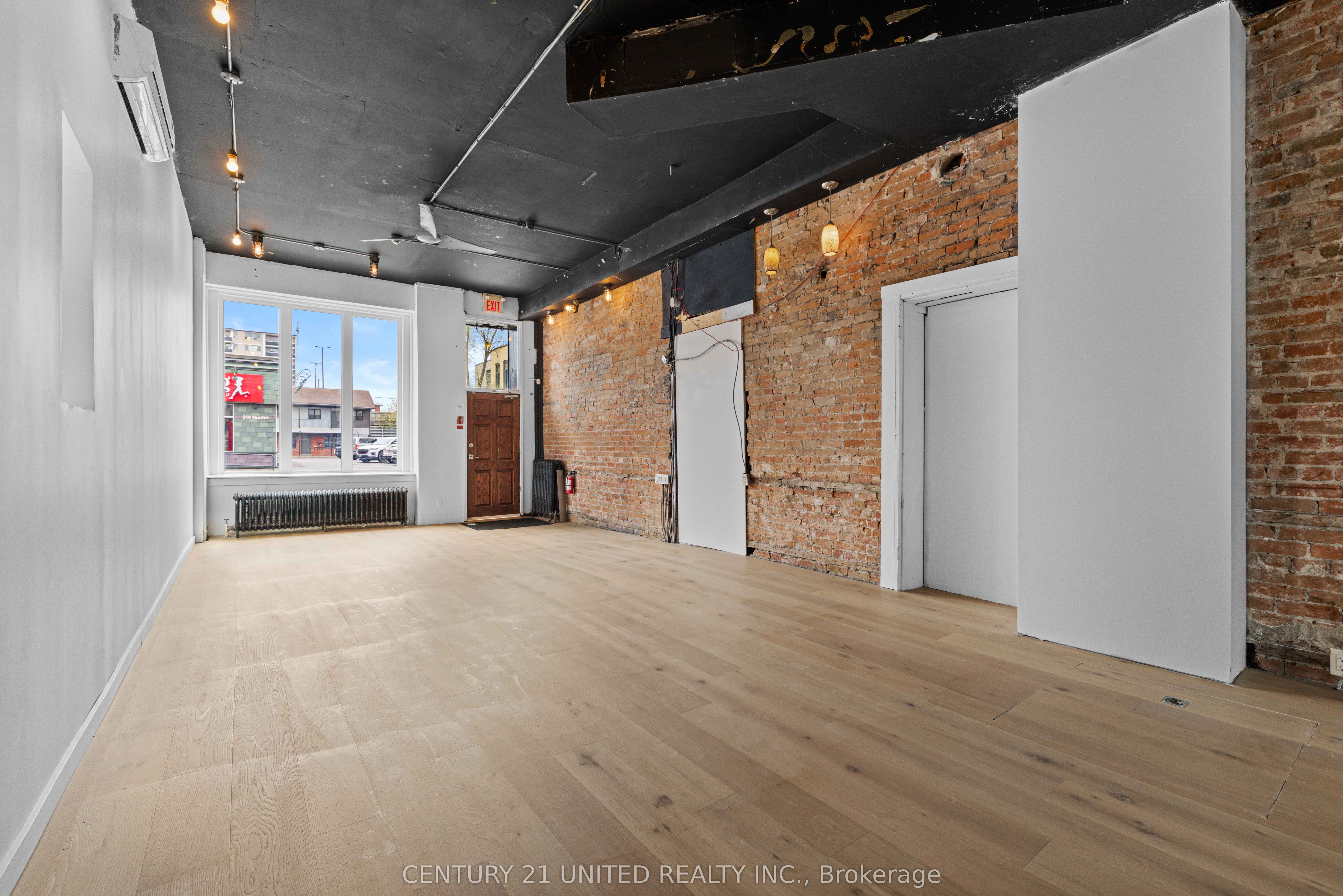 197 Hunter Street W Property Photo 10