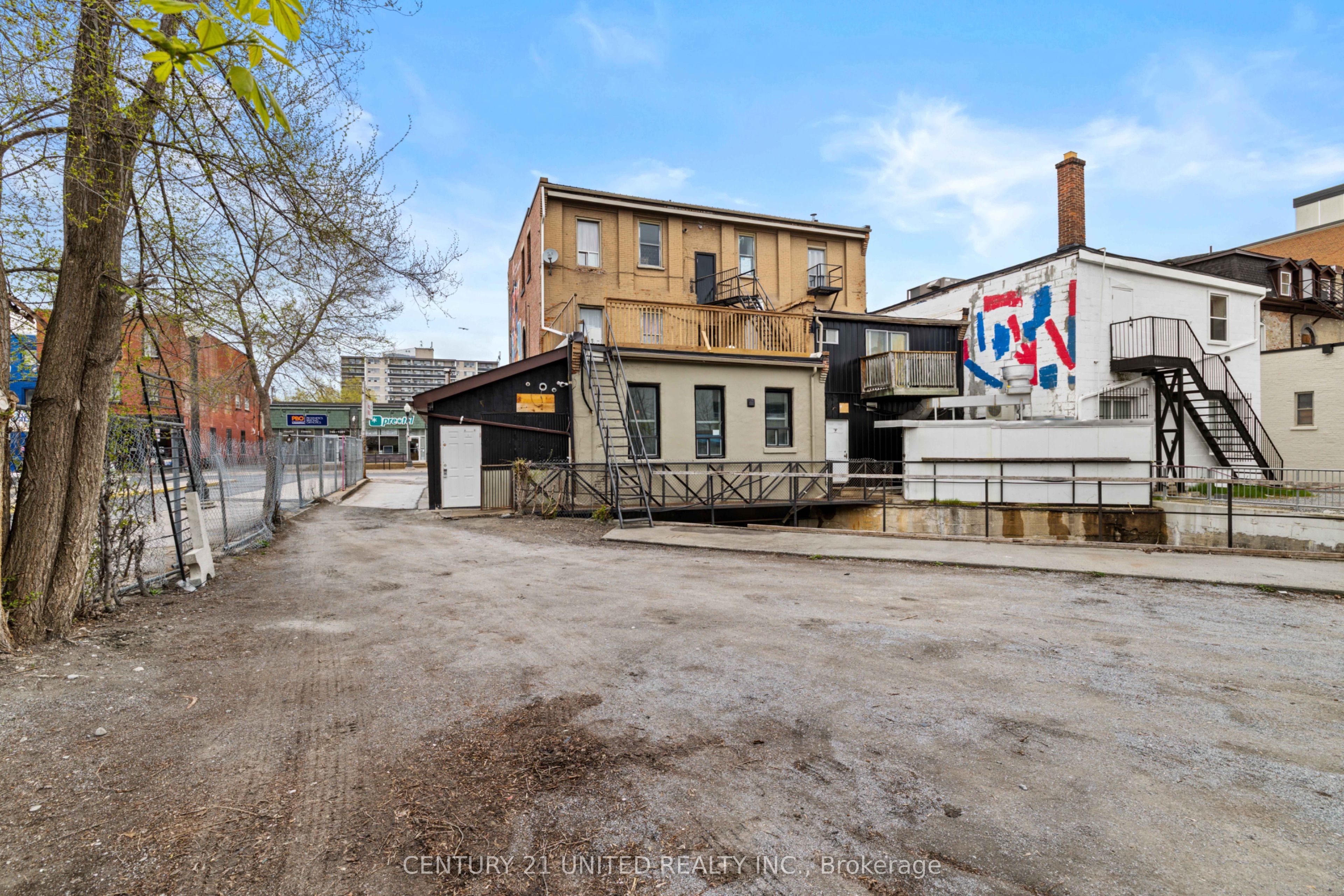 197 Hunter Street W Property Photo 17