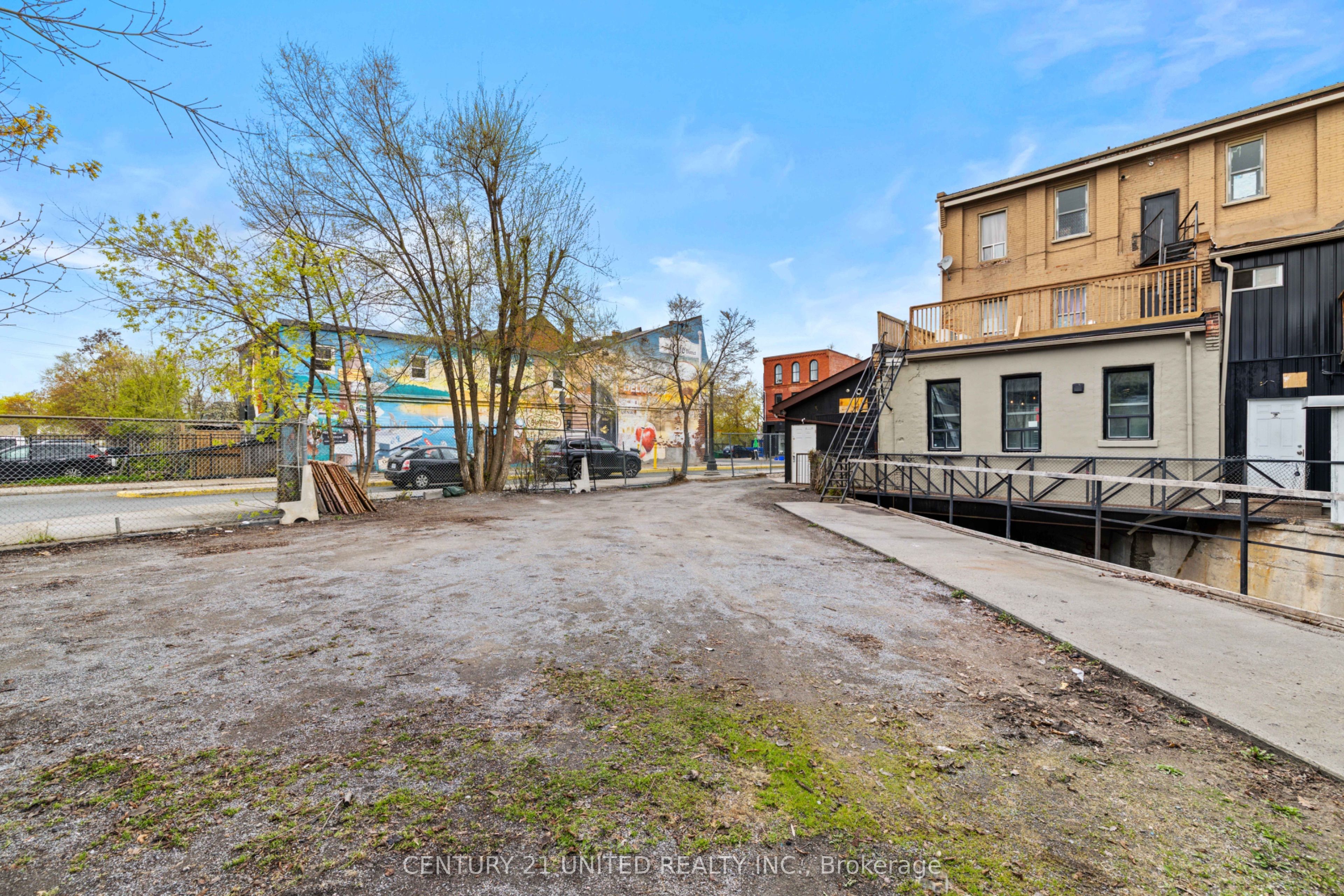 197 Hunter Street W Property Photo 18
