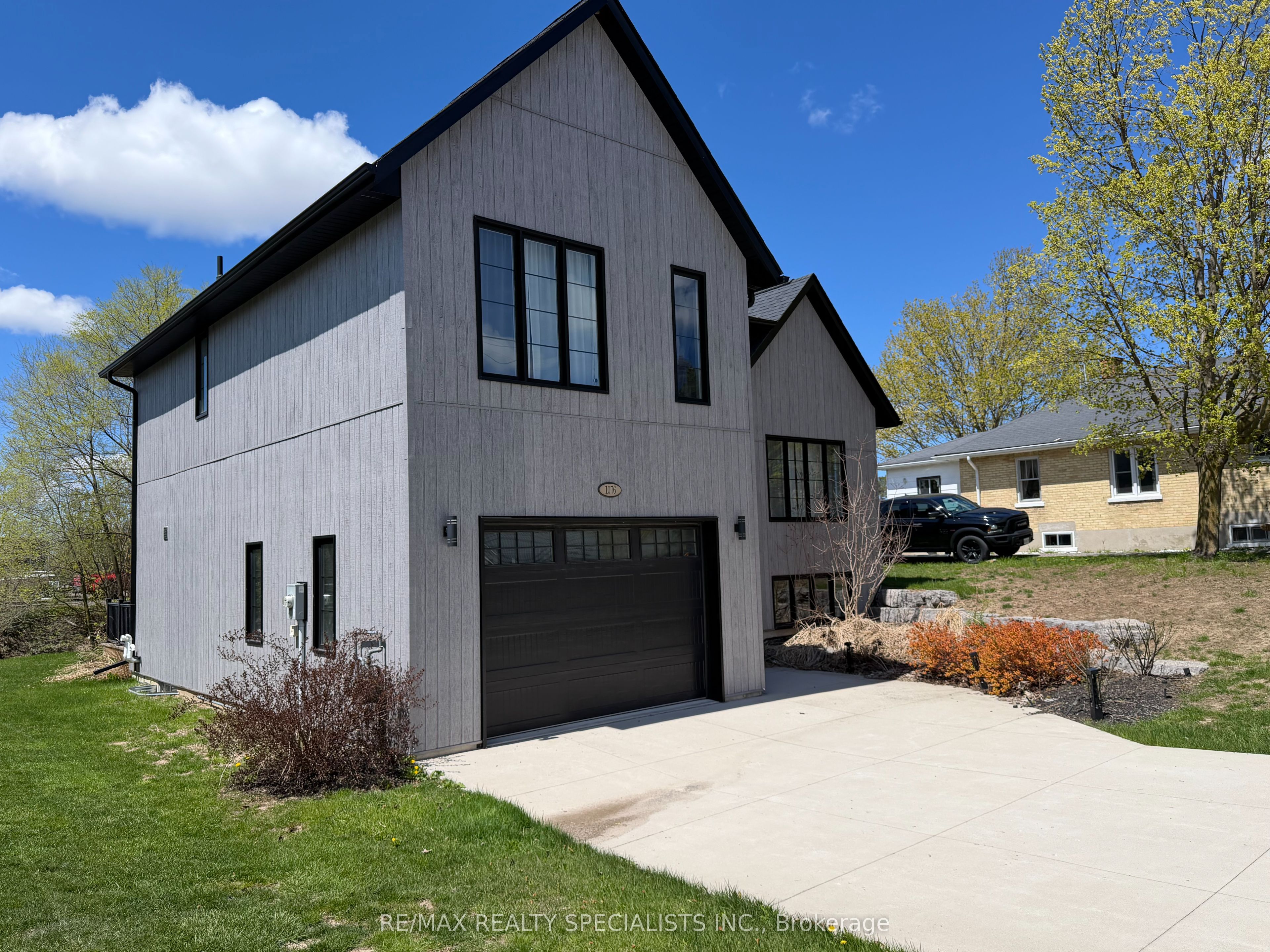 1076 7th Avenue Property Photo 1