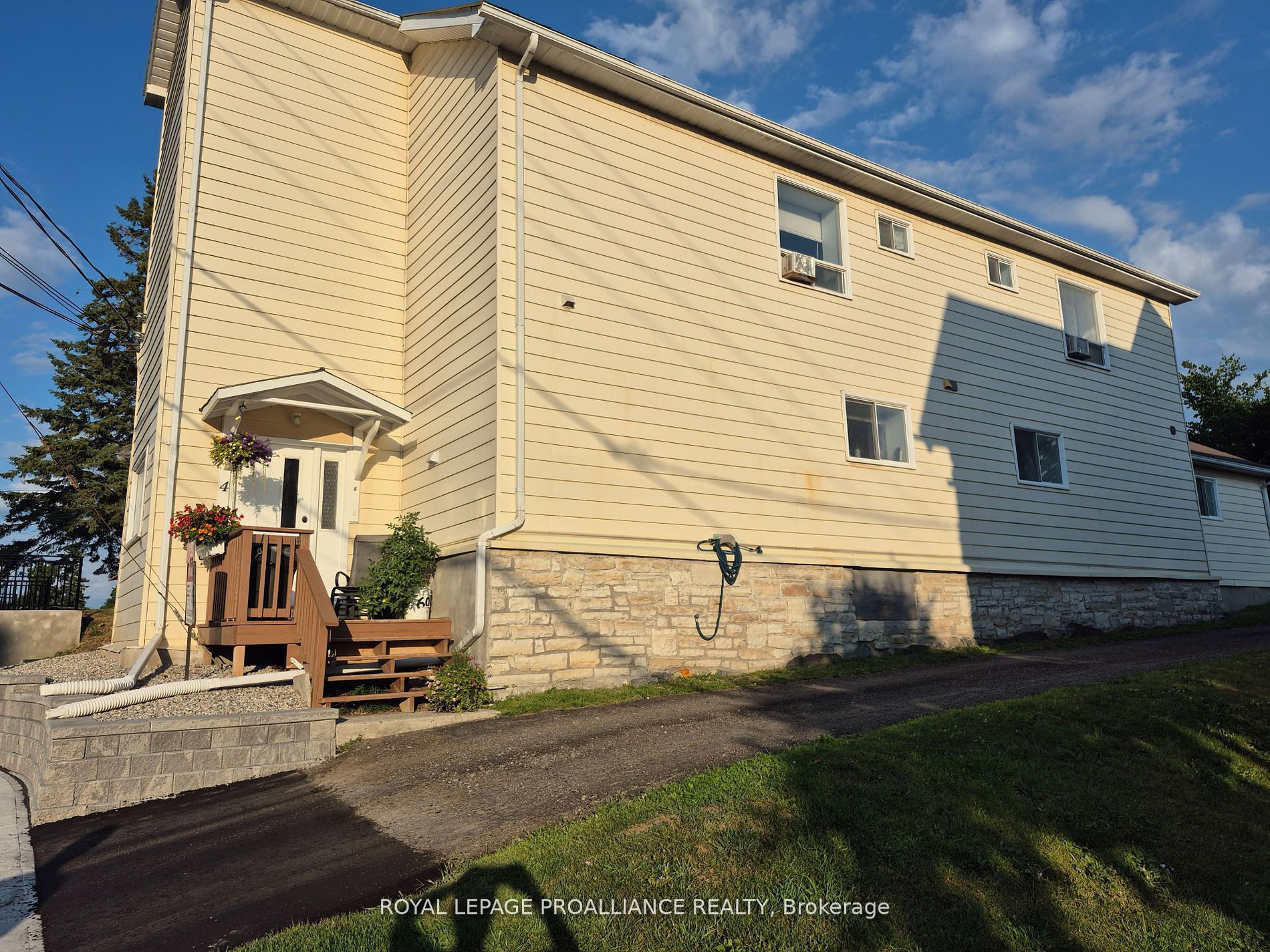 91 St. Lawrence Street E Property Photo 2