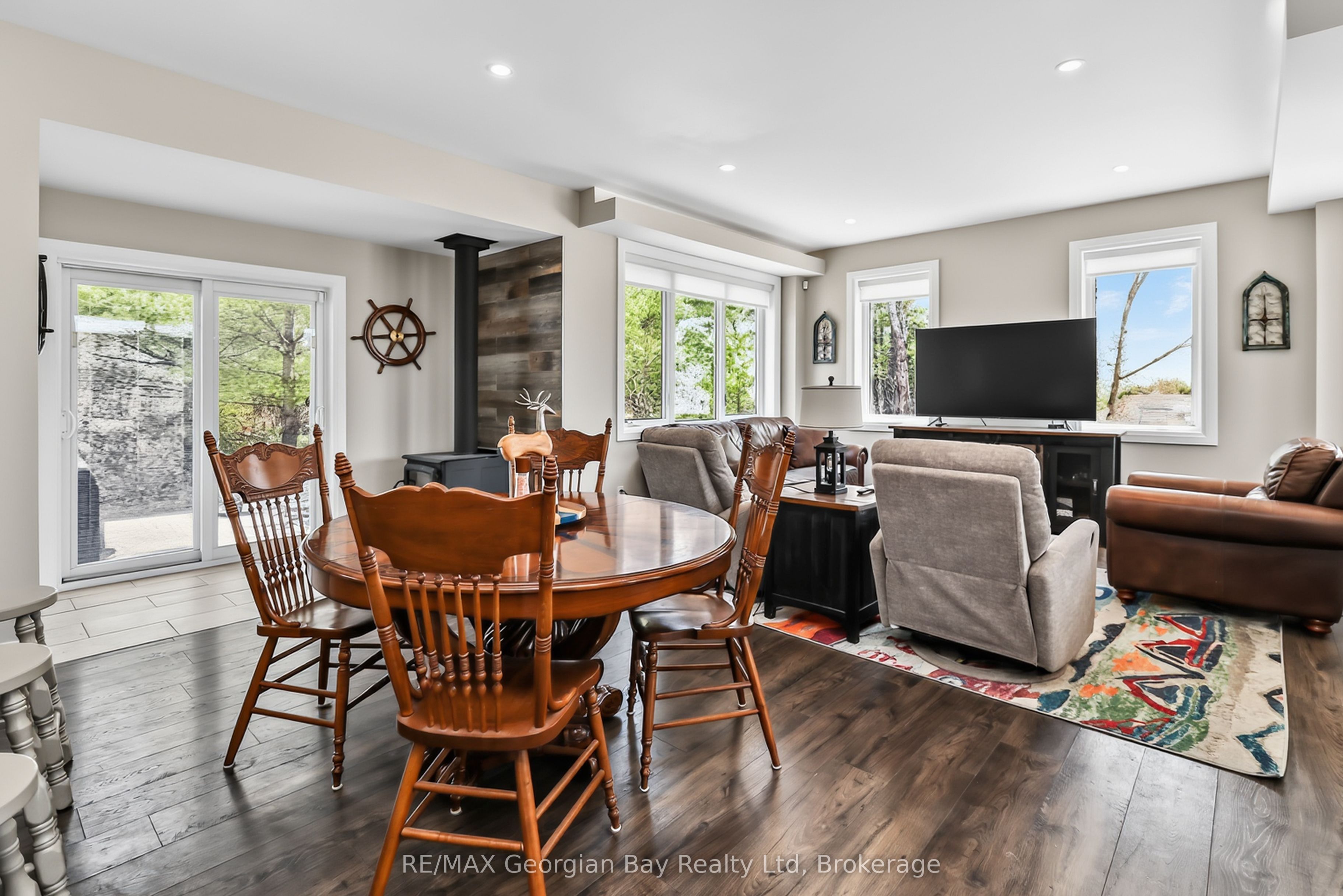 1432 Honey Harbour Road Property Photo 9
