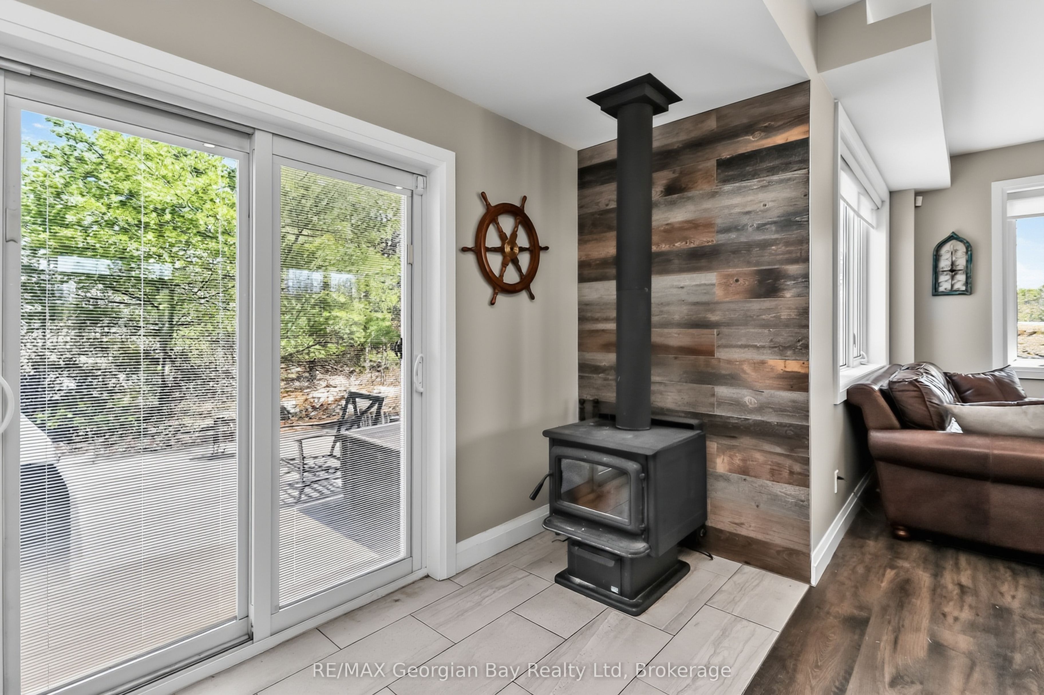 1432 Honey Harbour Road Property Photo 10