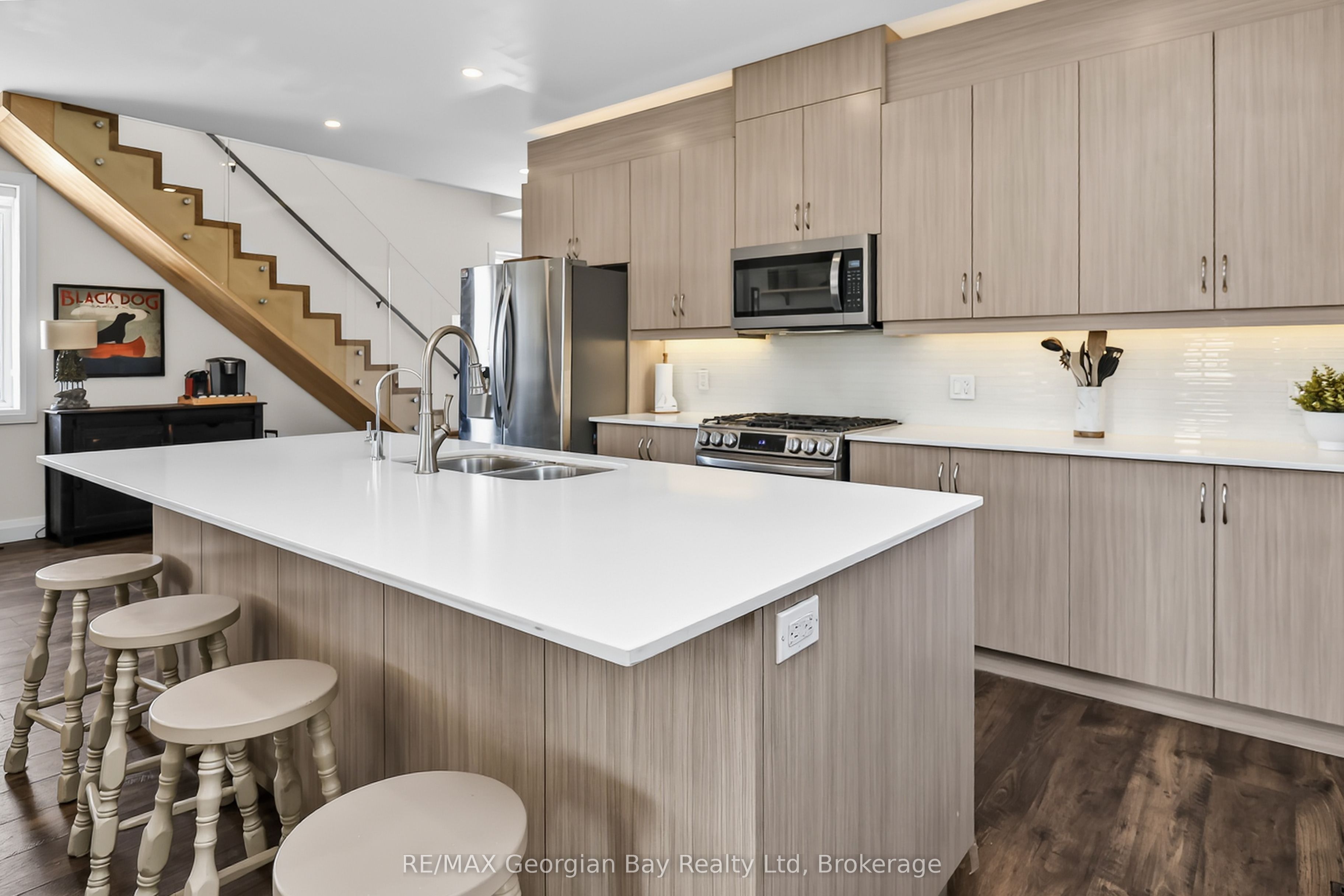1432 Honey Harbour Road Property Photo 13