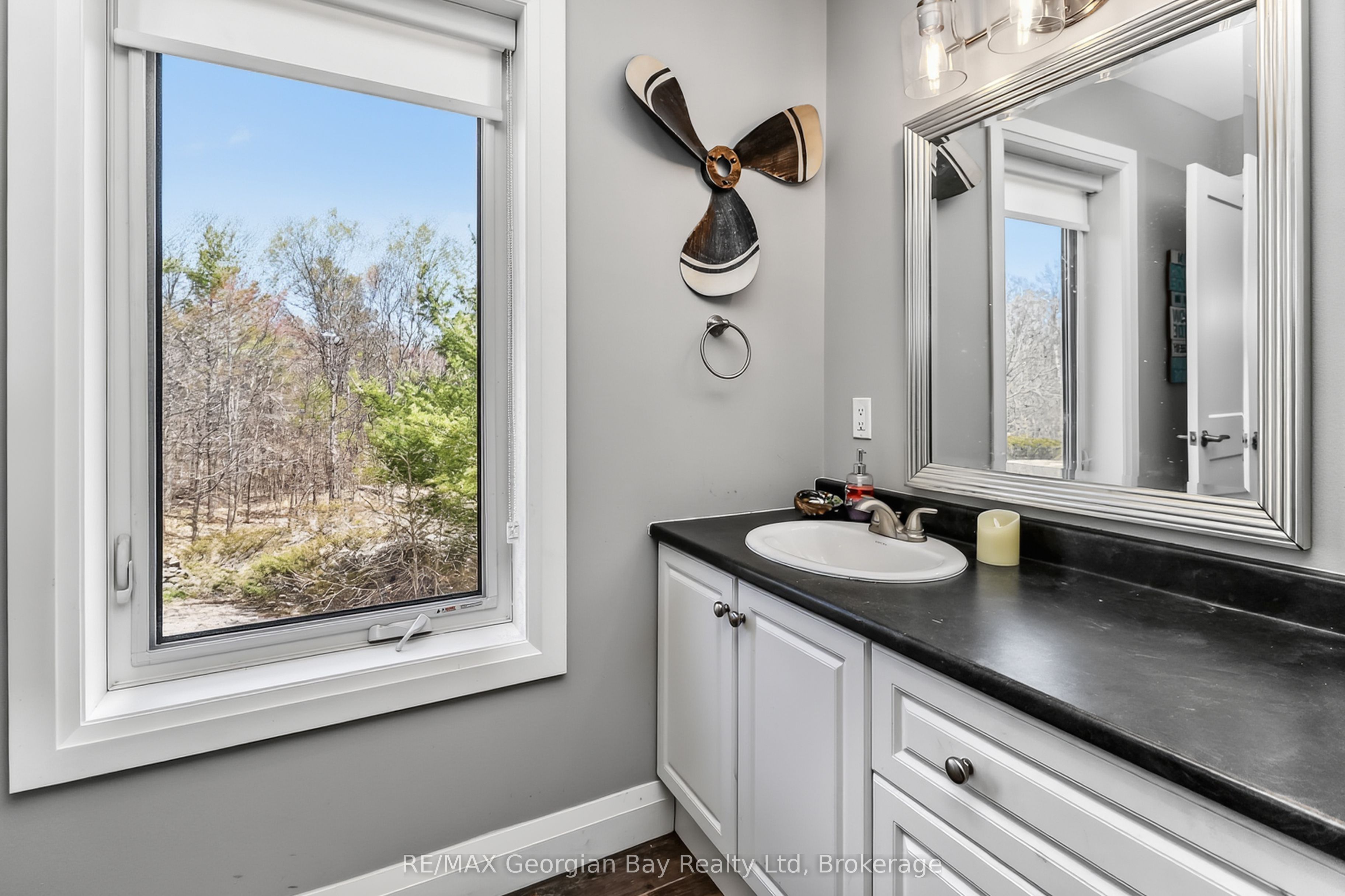 1432 Honey Harbour Road Property Photo 25