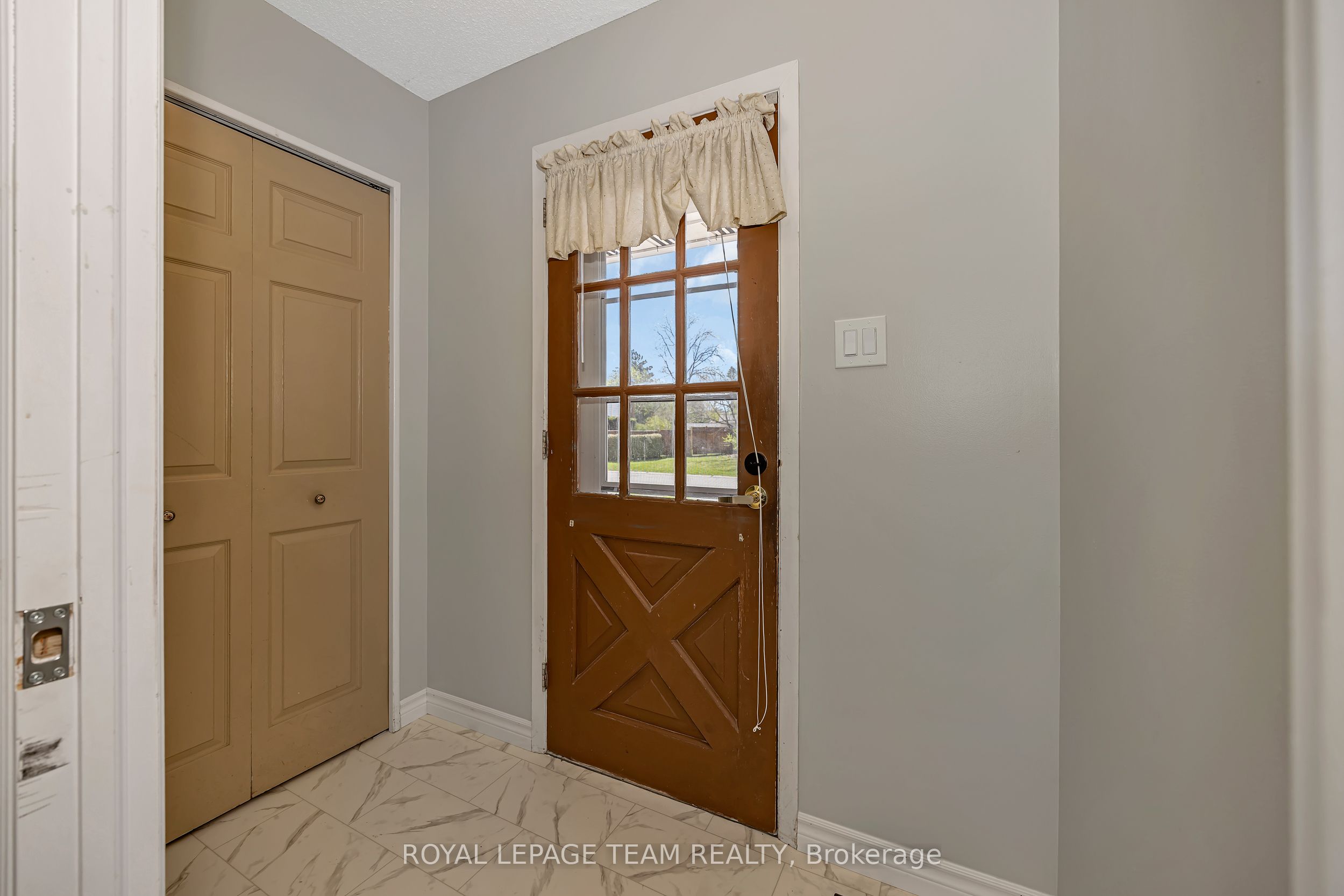 73 Southpark Drive Property Photo 4