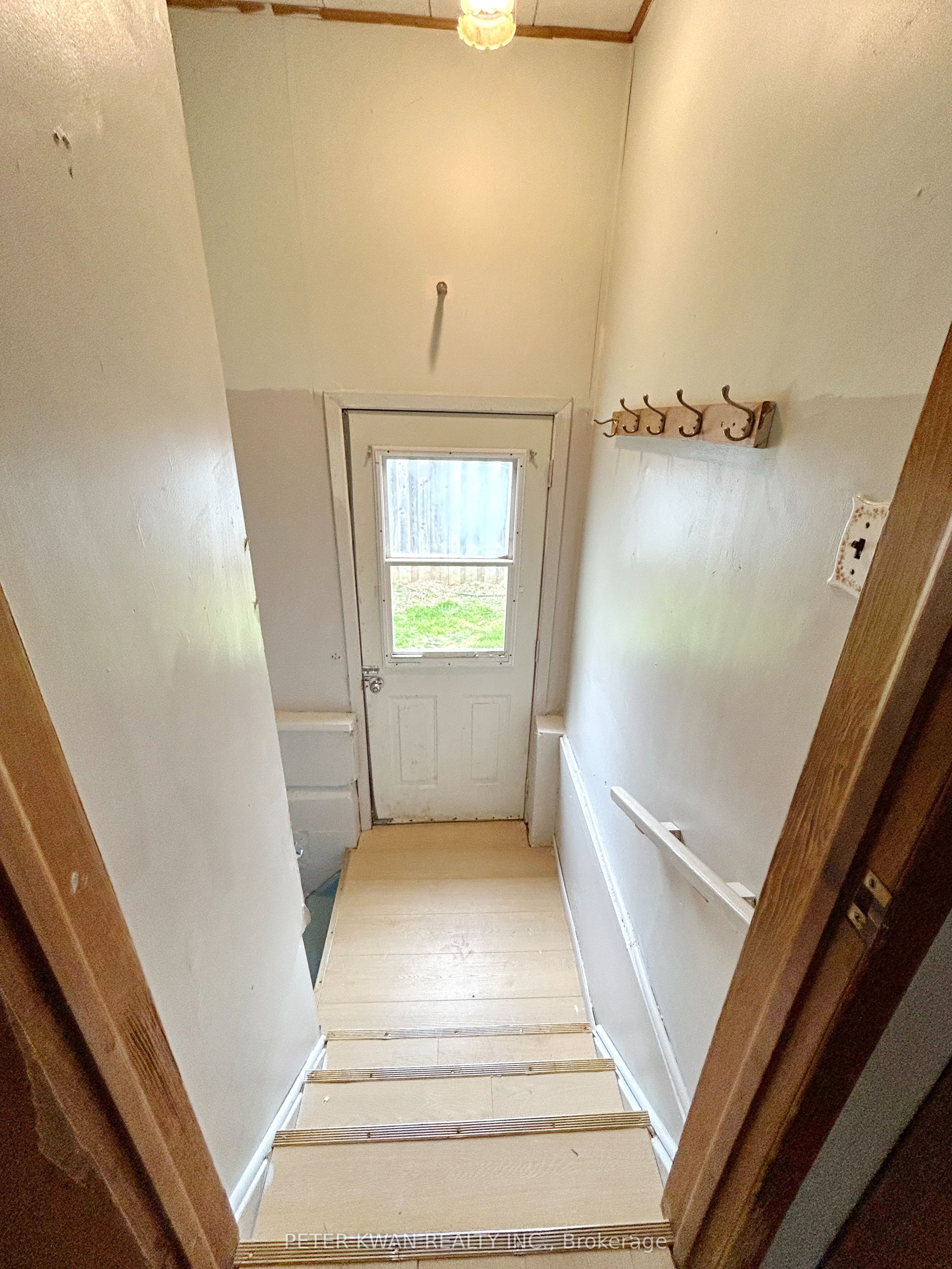 4977 John Street Property Photo 4