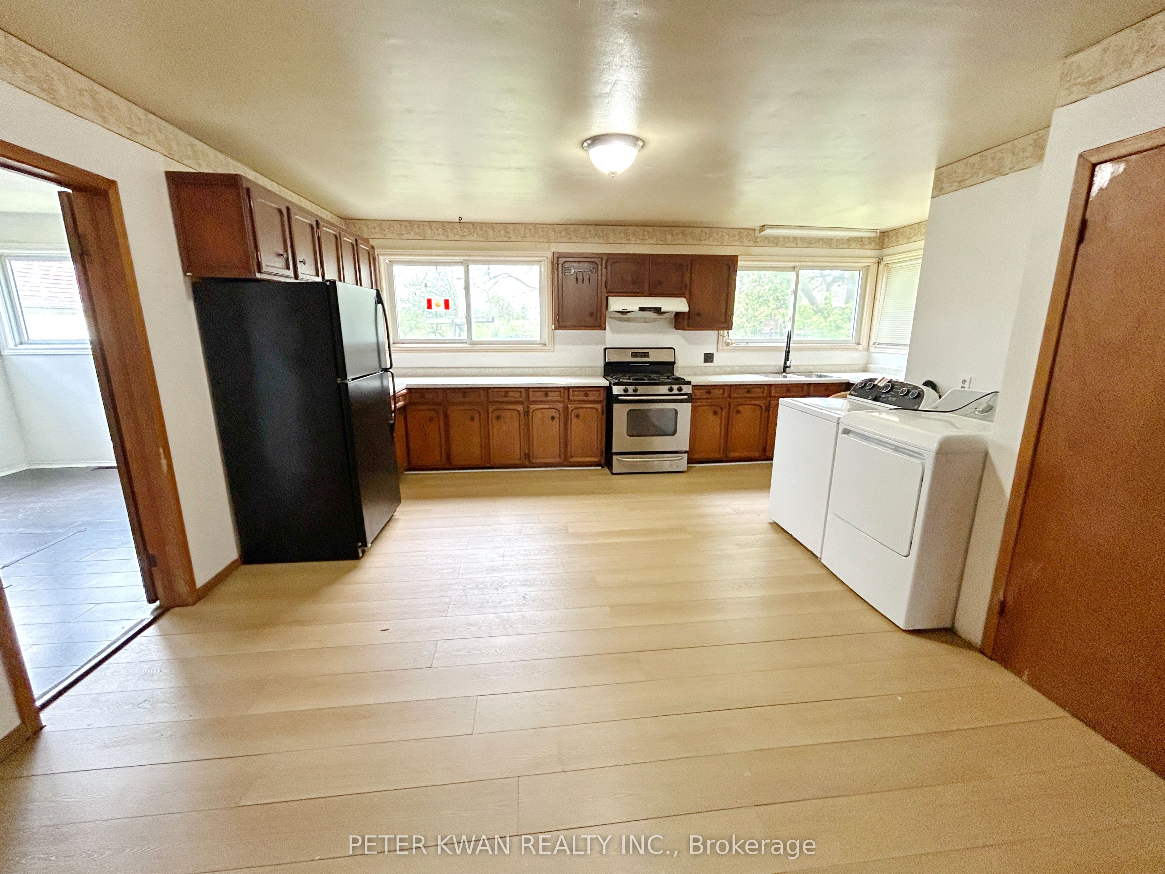4977 John Street Property Photo 6