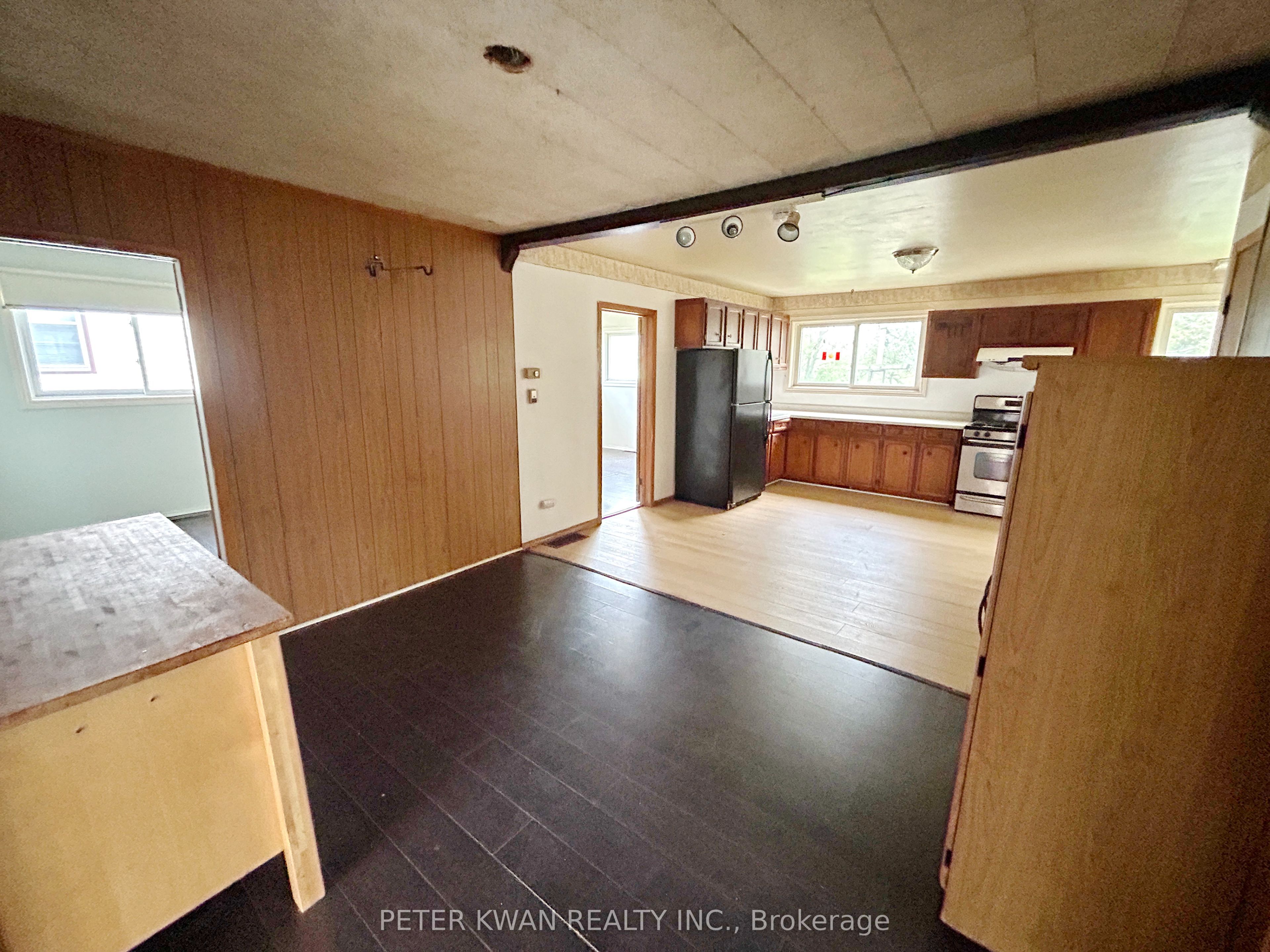 4977 John Street Property Photo 8