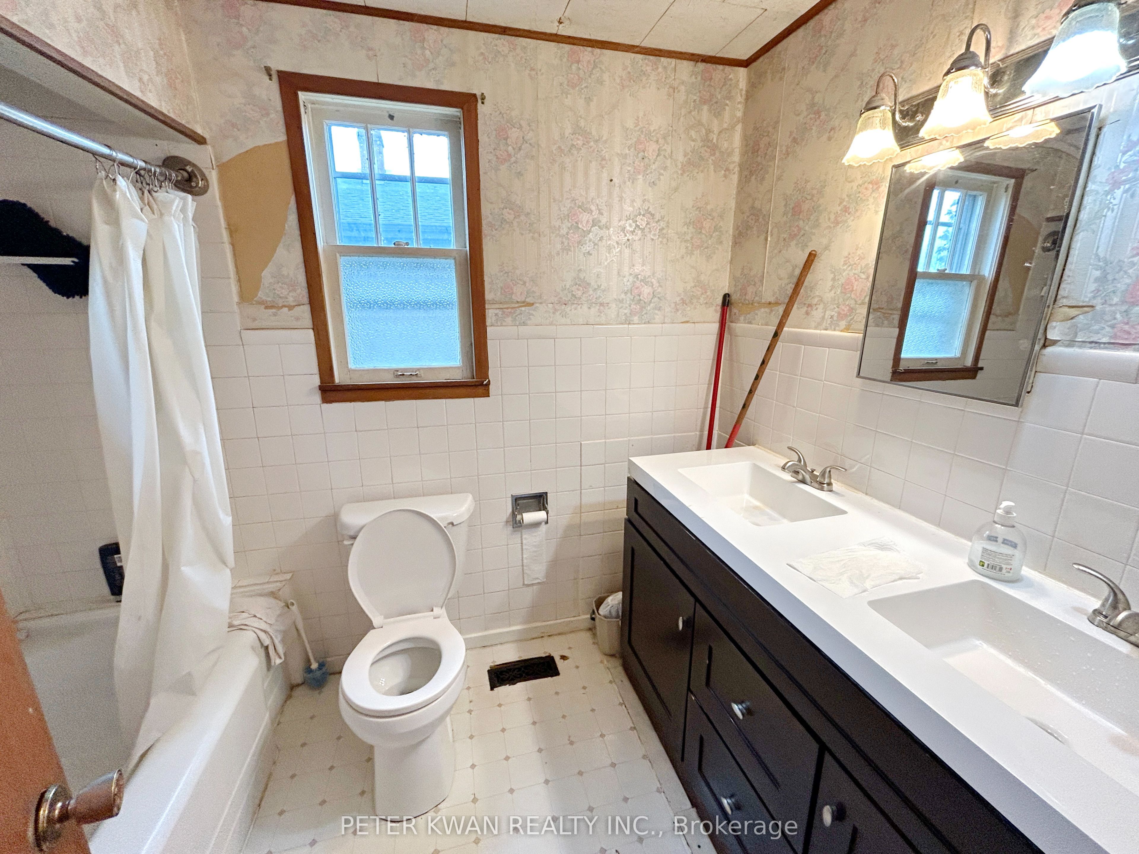 4977 John Street Property Photo 19