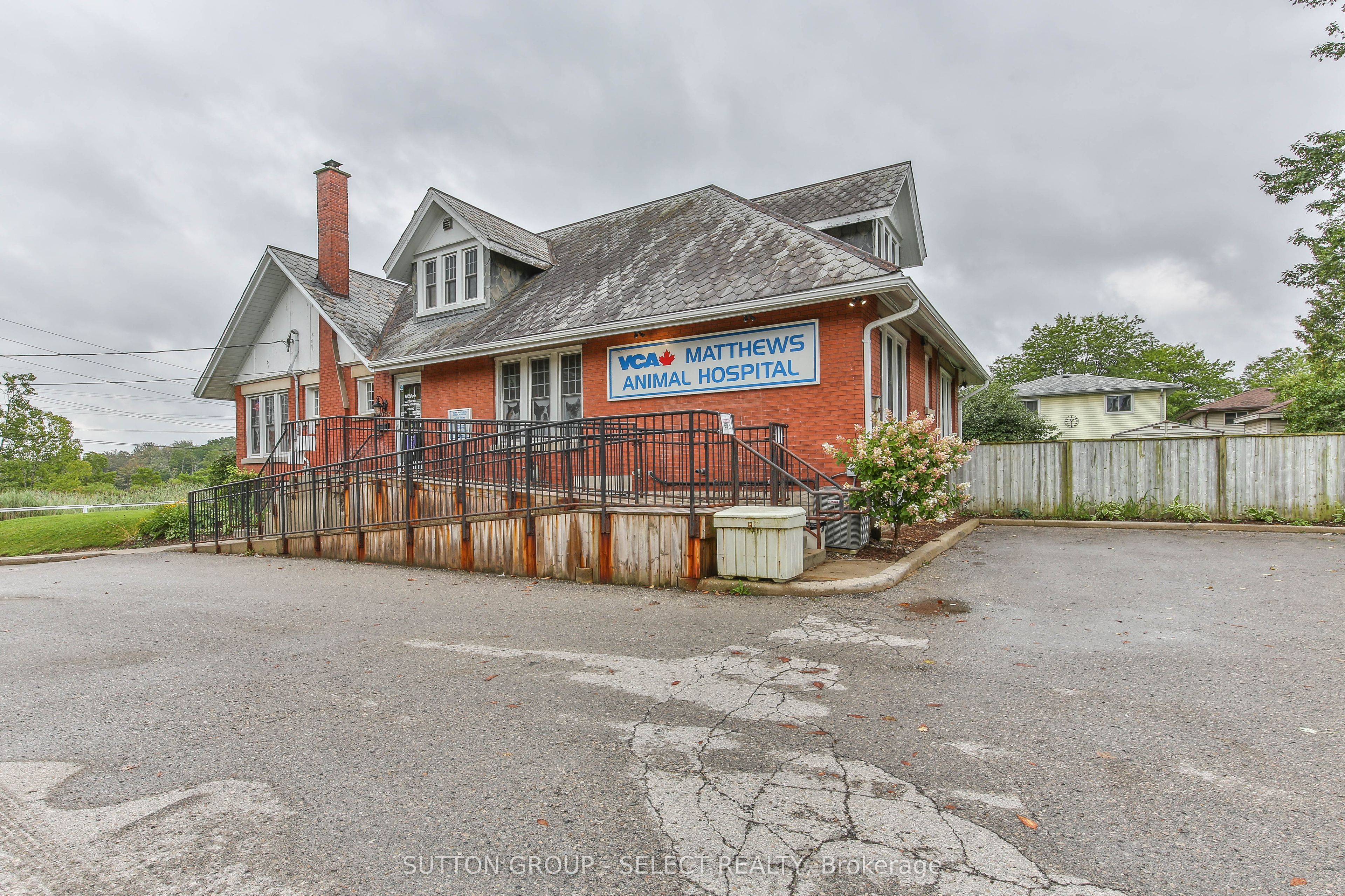 1255 SOUTHDALE Road E Property Photo 1