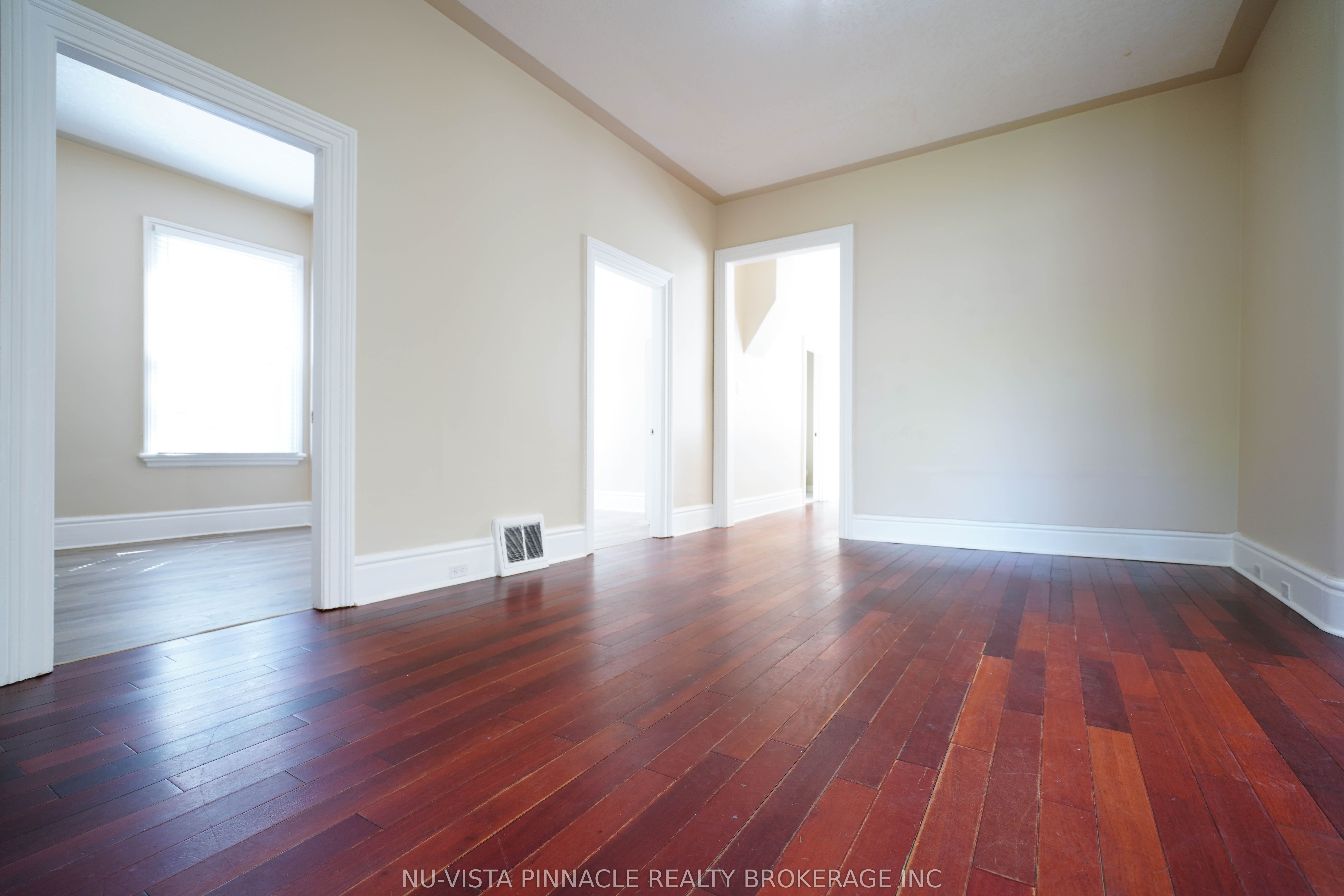 571 Dufferin Avenue Property Photo 3