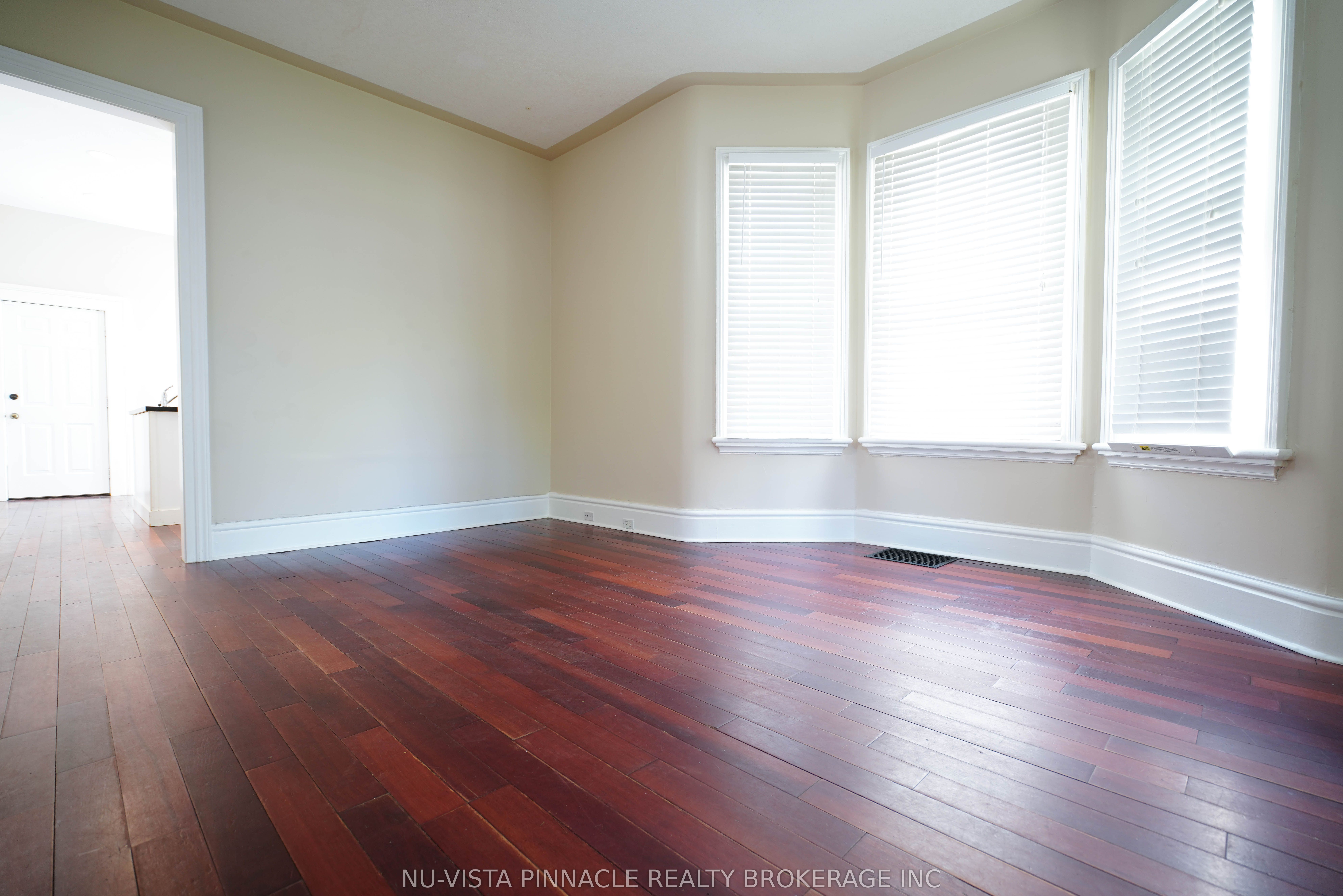 571 Dufferin Avenue Property Photo 4