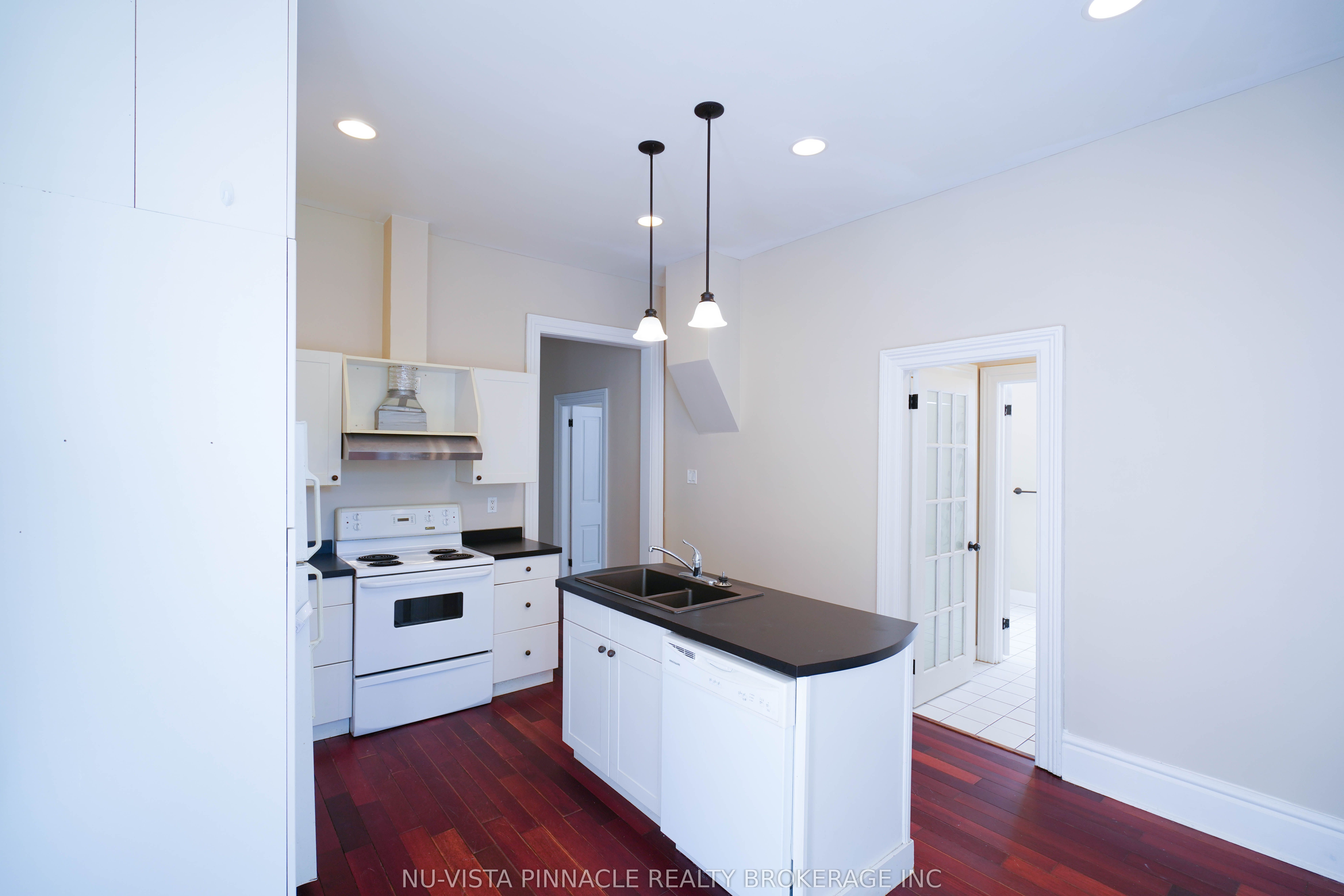 571 Dufferin Avenue Property Photo 7