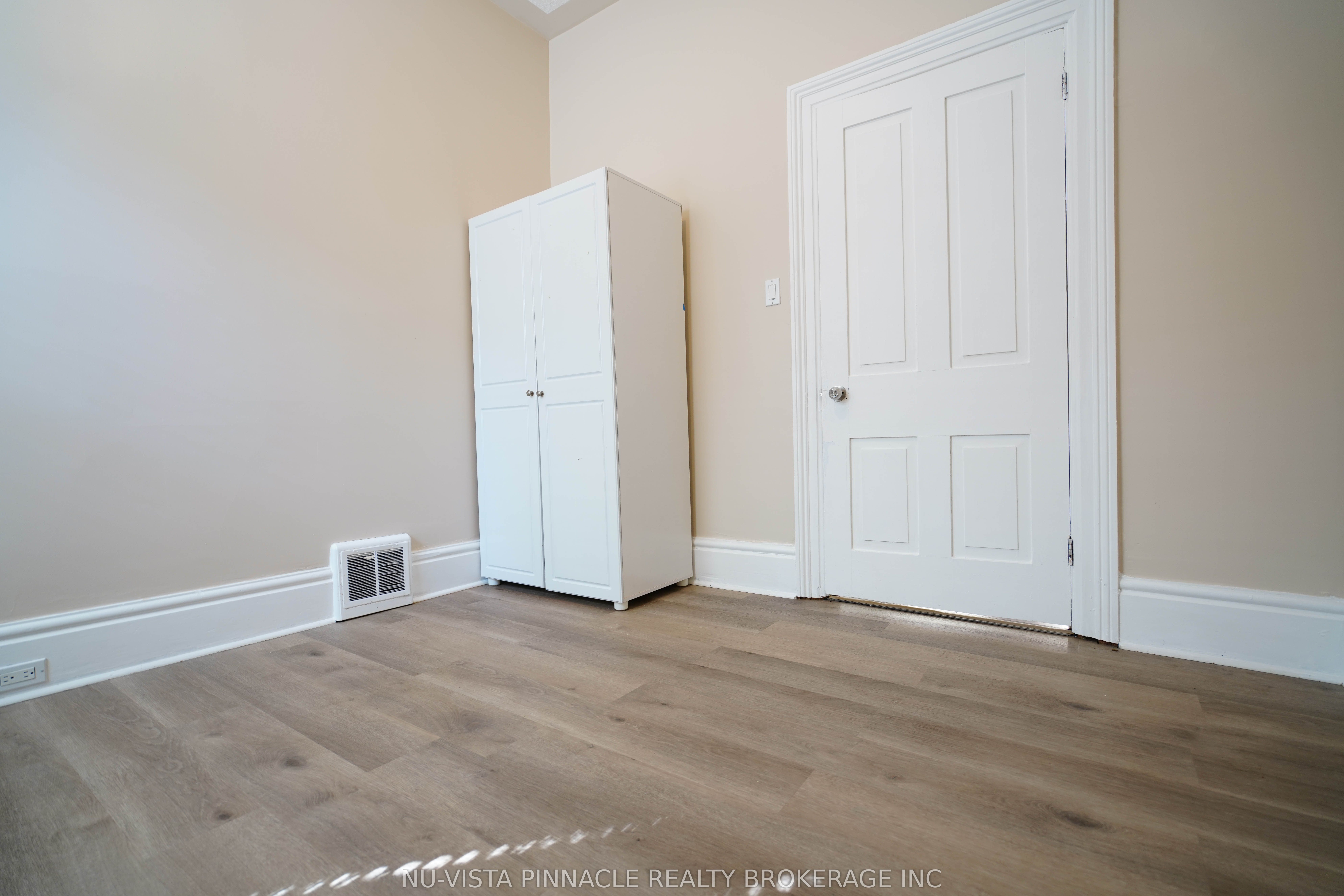 571 Dufferin Avenue Property Photo 12