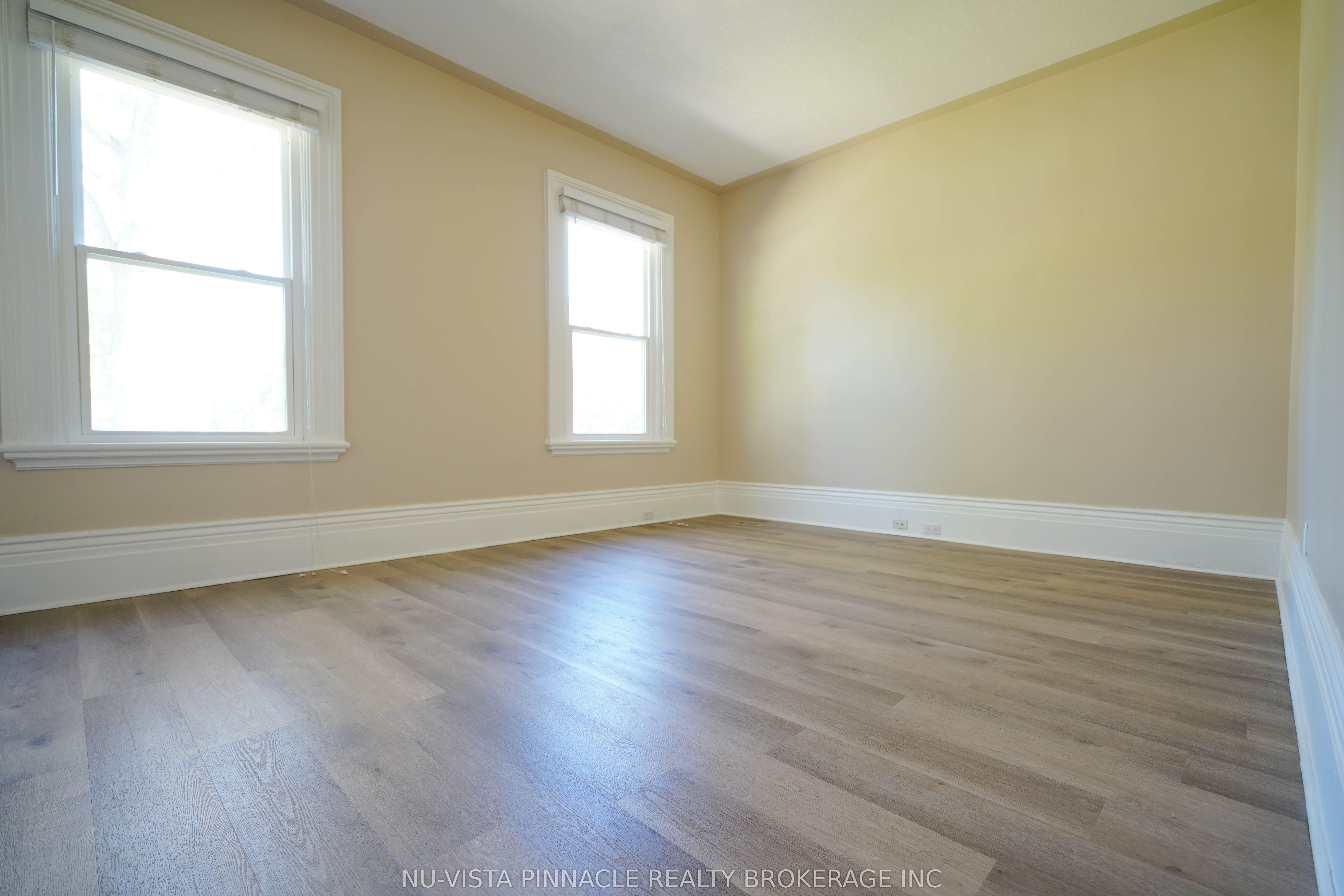 571 Dufferin Avenue Property Photo 13