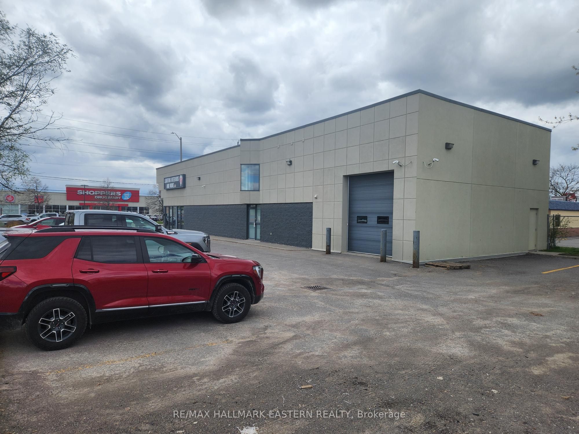 746 Lansdowne Street W Property Photo 3