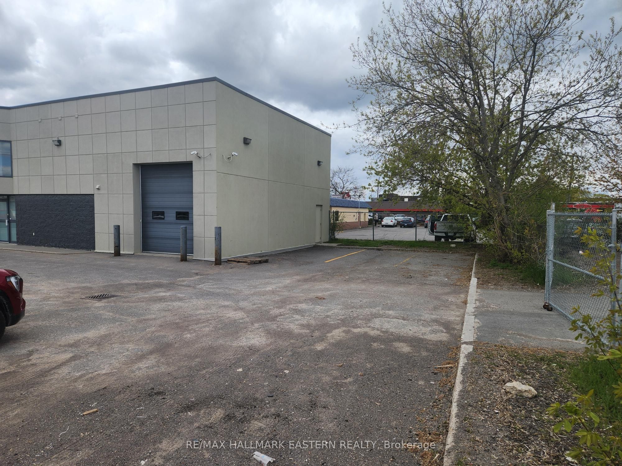 746 Lansdowne Street W Property Photo 4