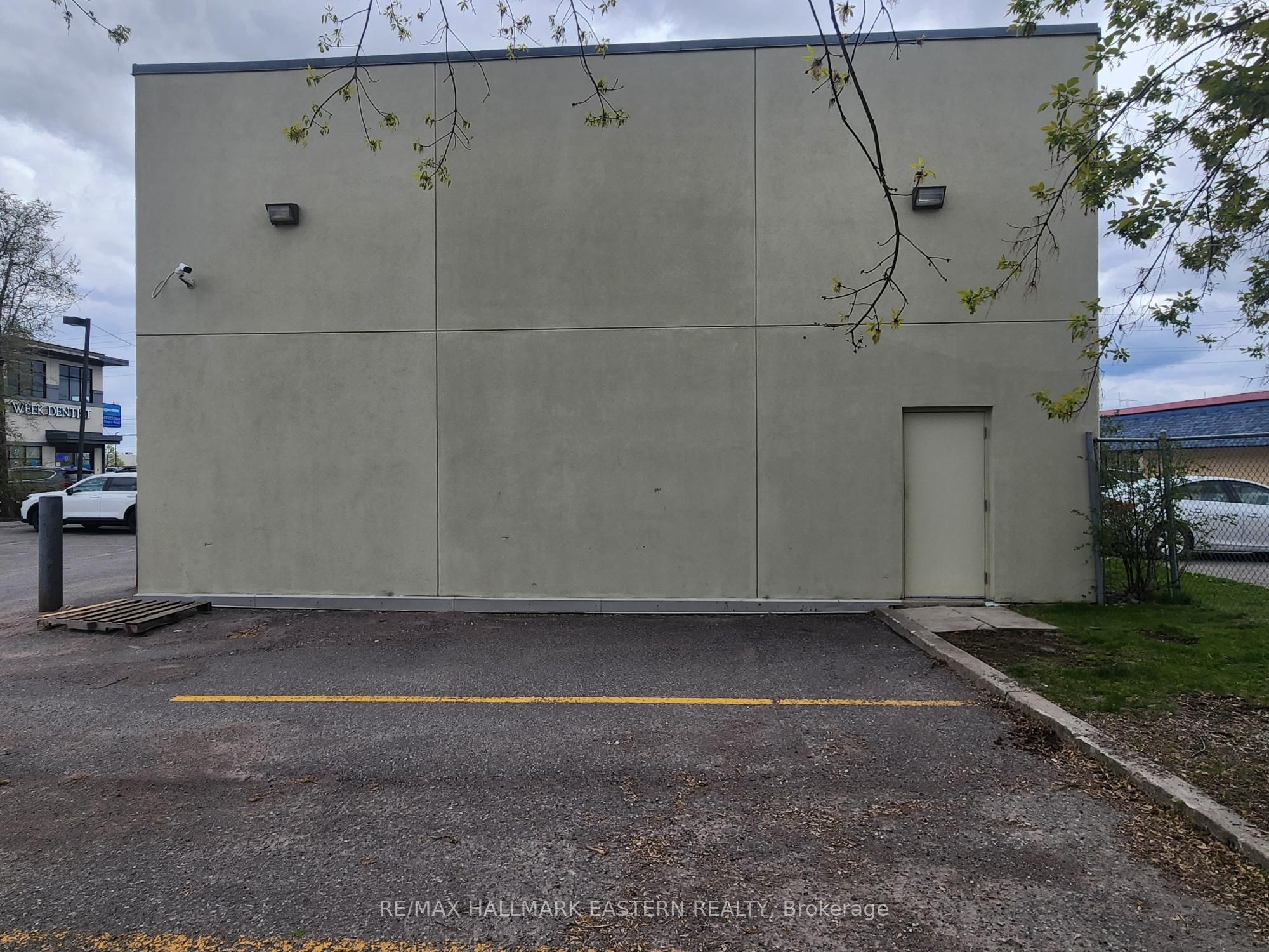 746 Lansdowne Street W Property Photo 6