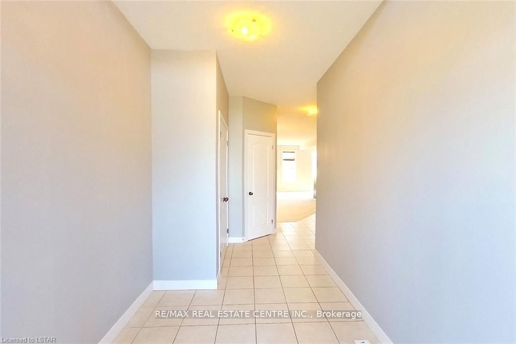1560 Finley Crescent Property Photo 2