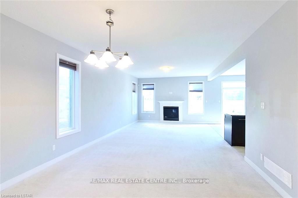 1560 Finley Crescent Property Photo 3