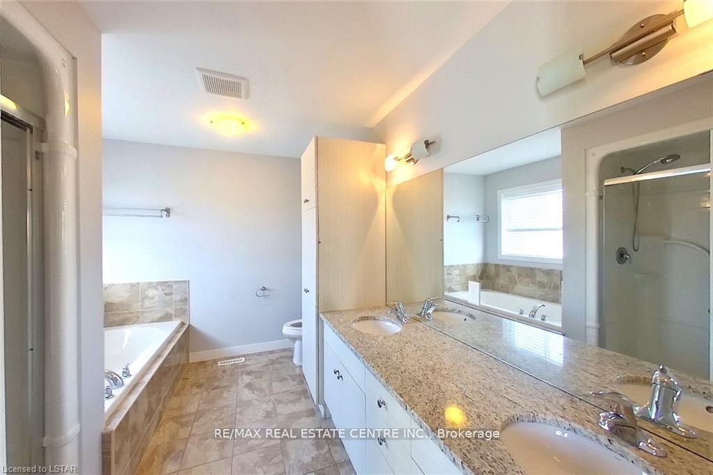 1560 Finley Crescent Property Photo 12