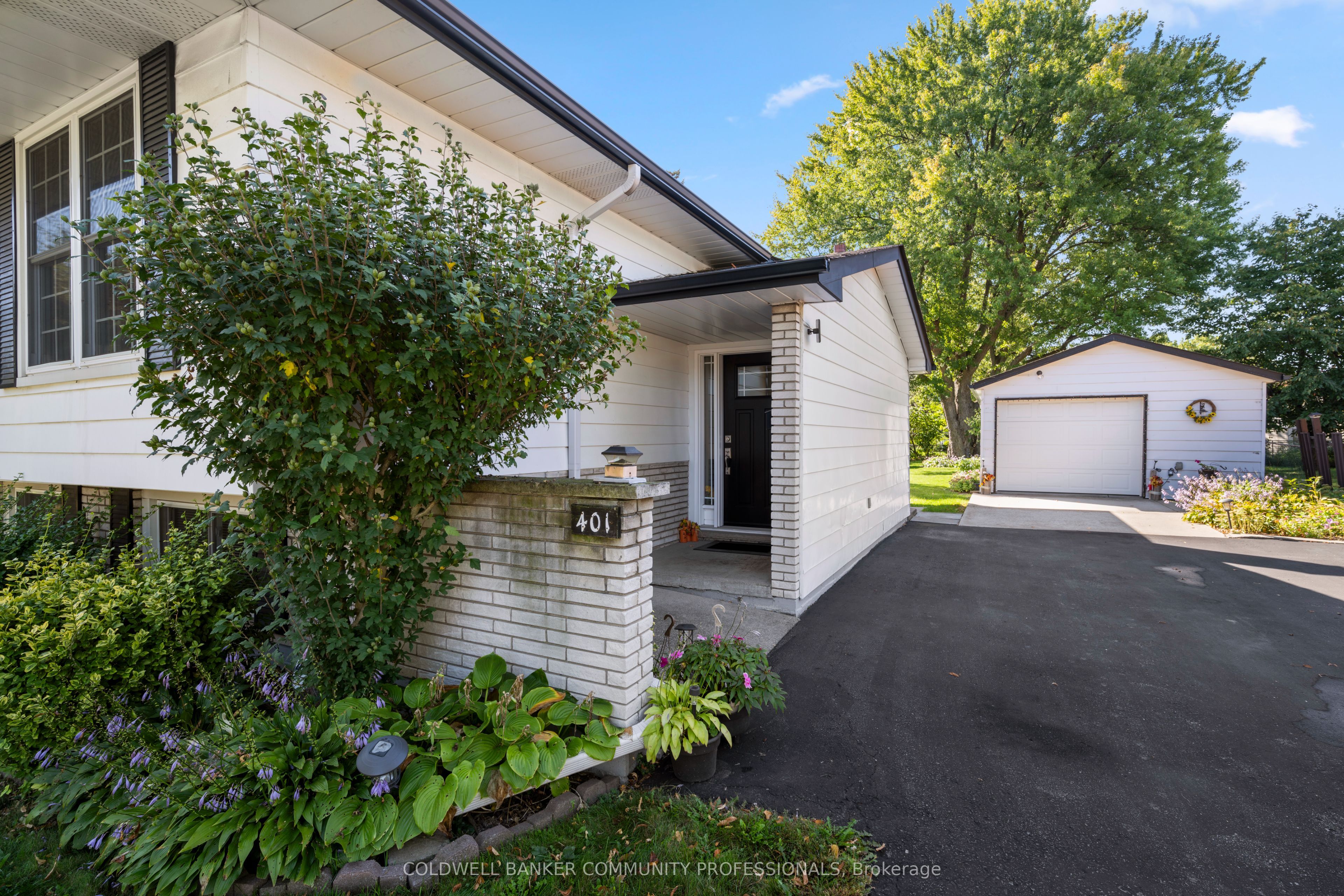 401 Mohawk Road W Property Photo 3