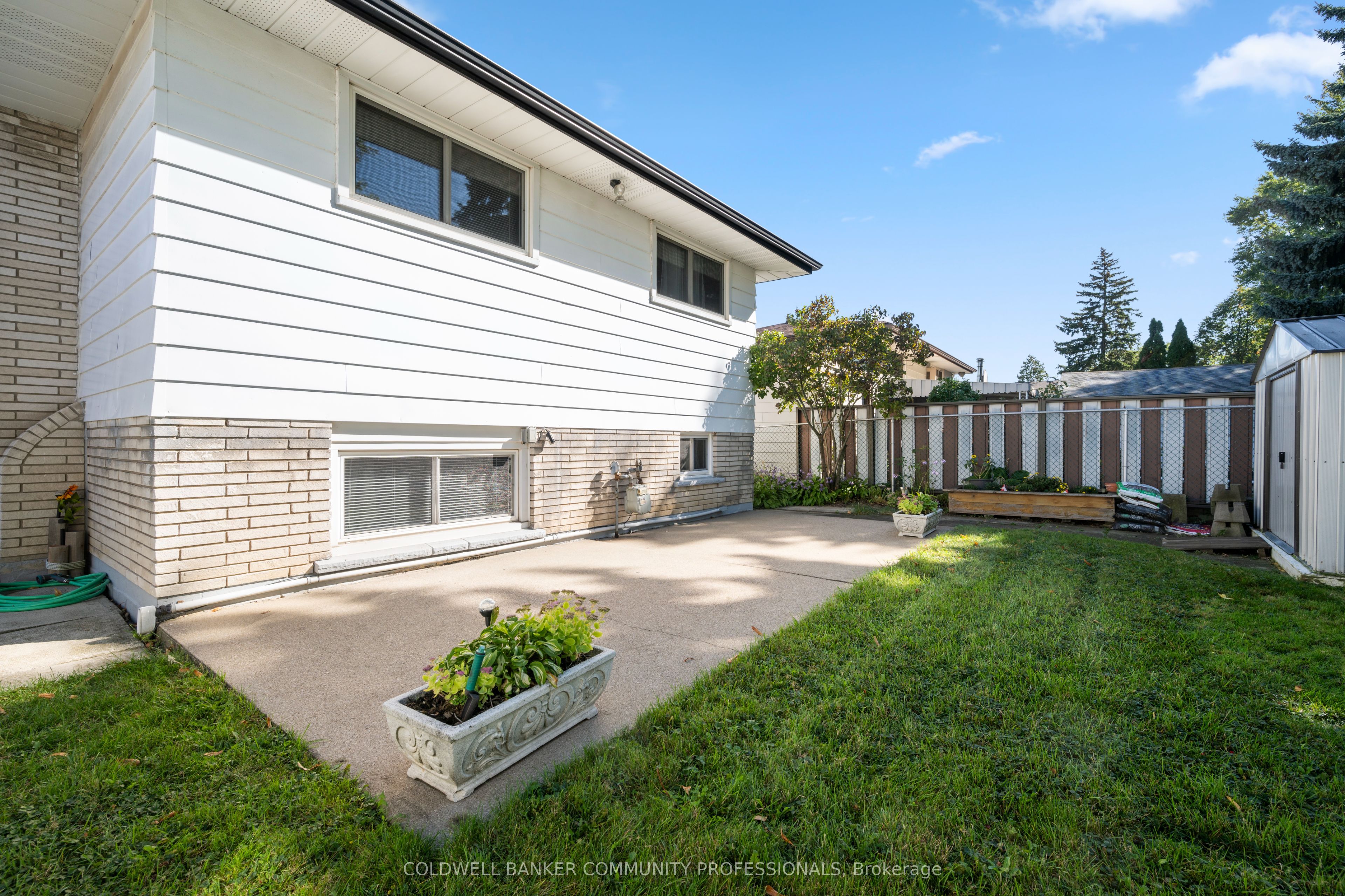 401 Mohawk Road W Property Photo 4