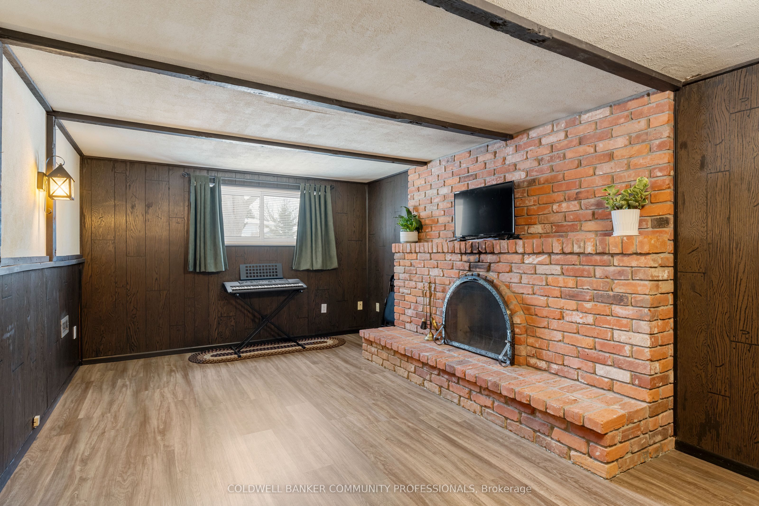 401 Mohawk Road W Property Photo 27