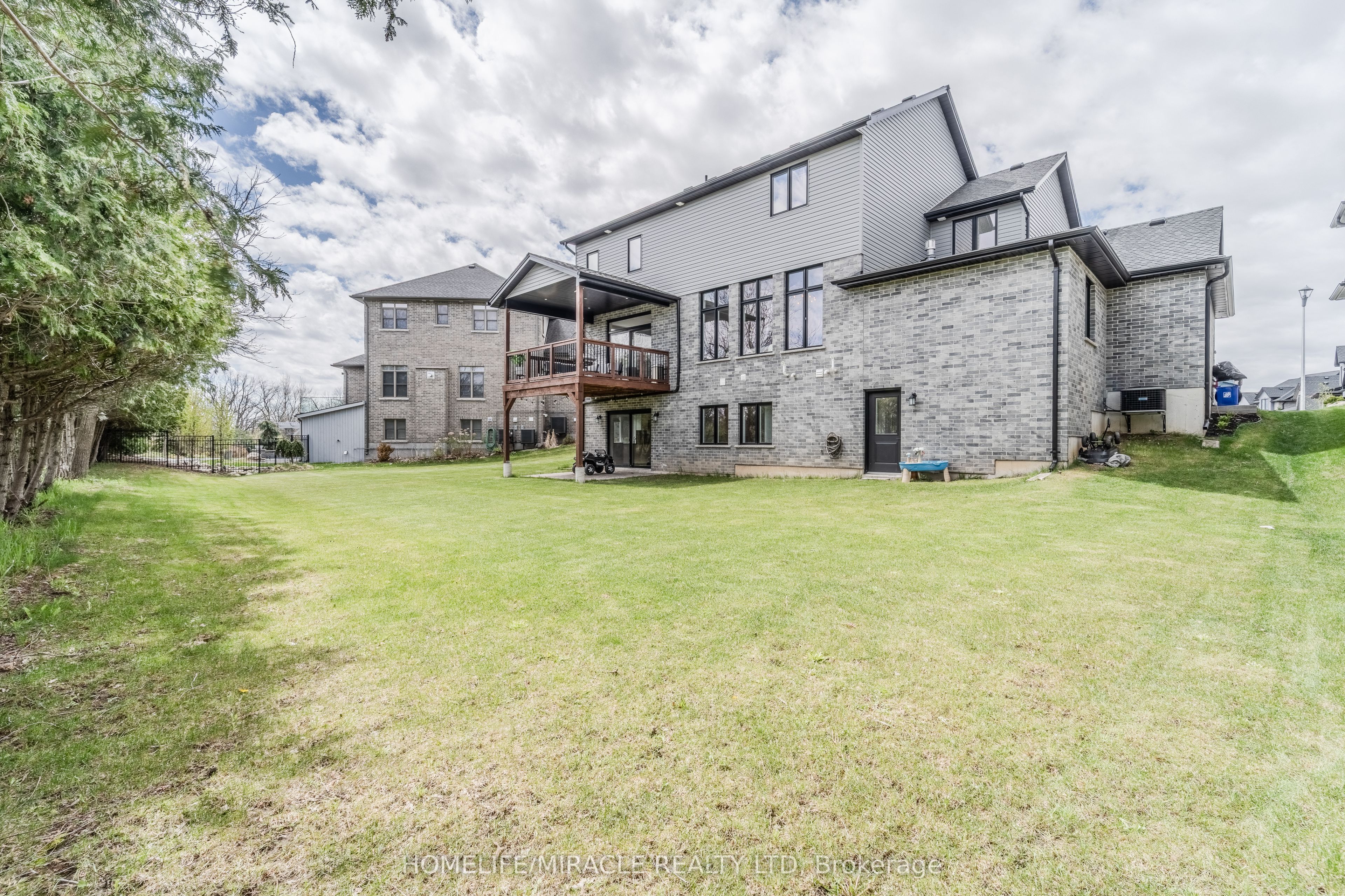 245 Tamarack Boulevard Property Photo 20