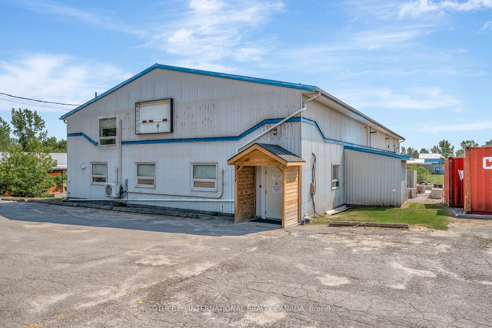 17 Mcfarland Drive E Property Photo 2