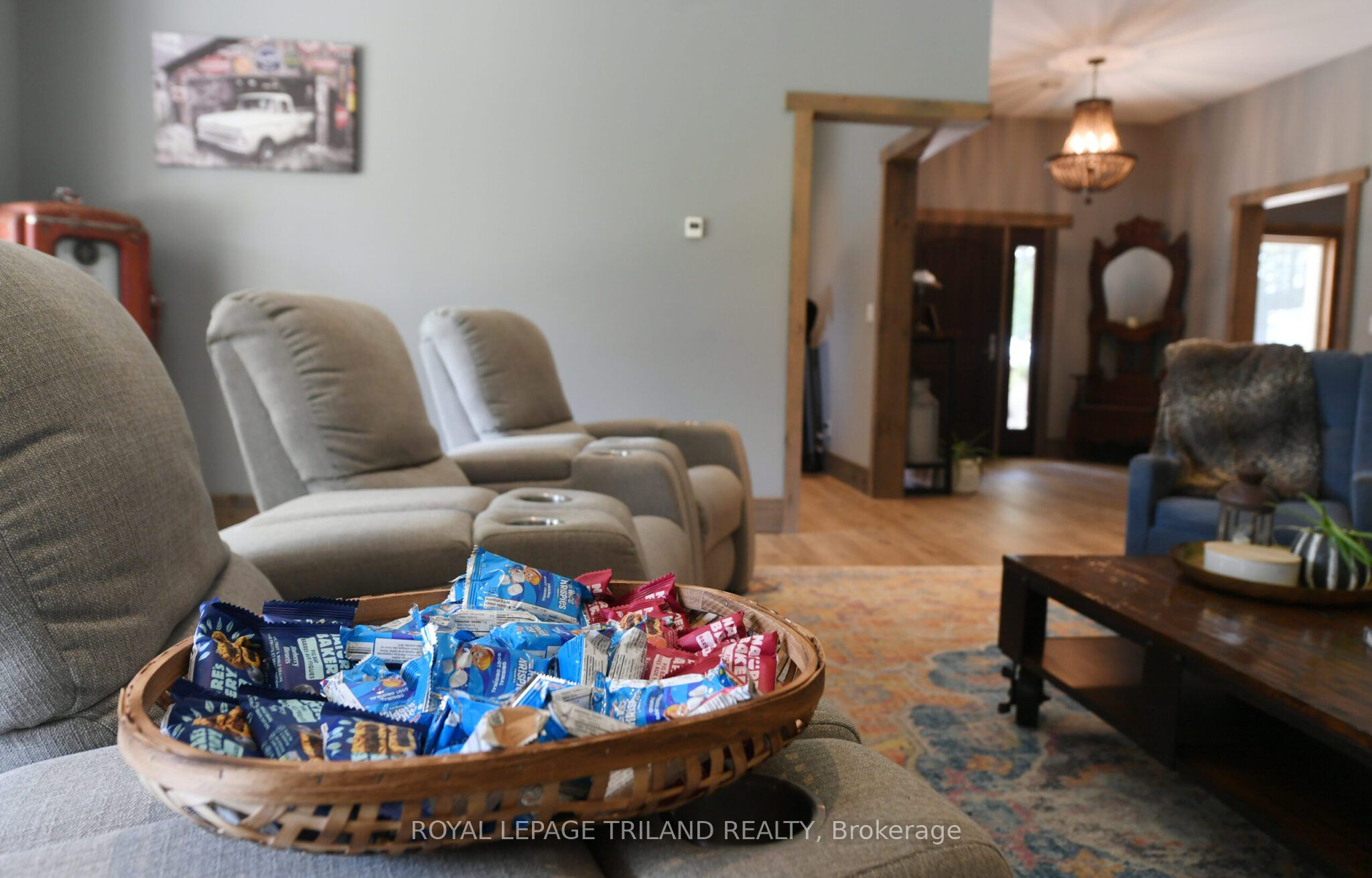 7264 Ridge Road Property Photo 8