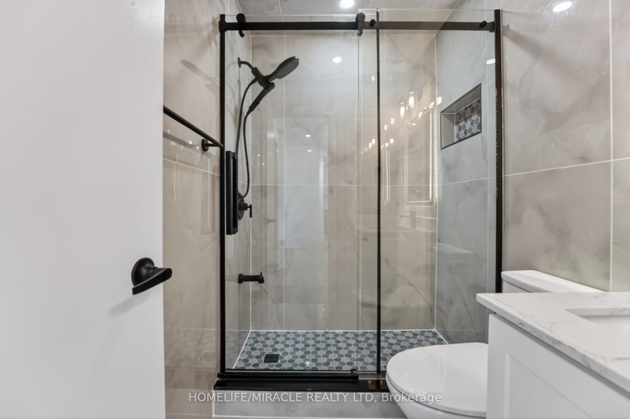 456 Carlton Street 5 Property Photo 7