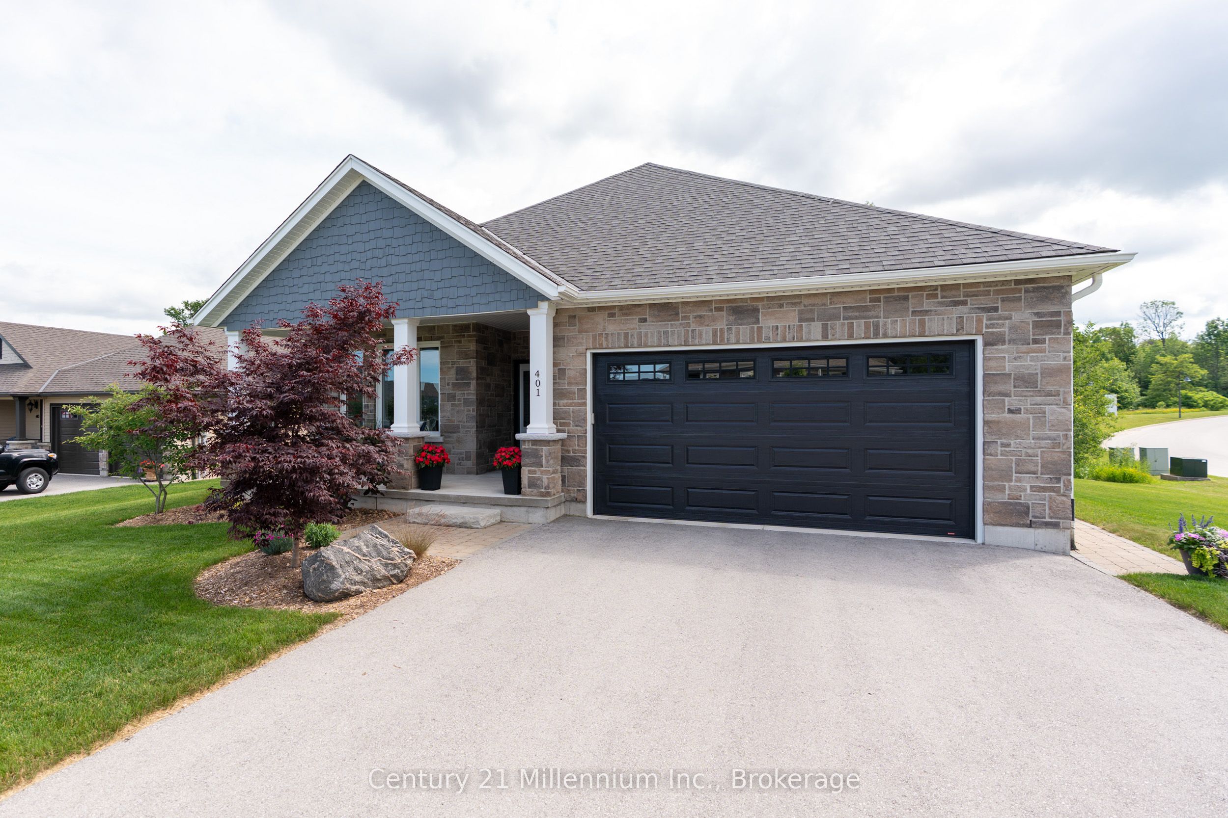 401 Algoma Crescent Property Photo 3