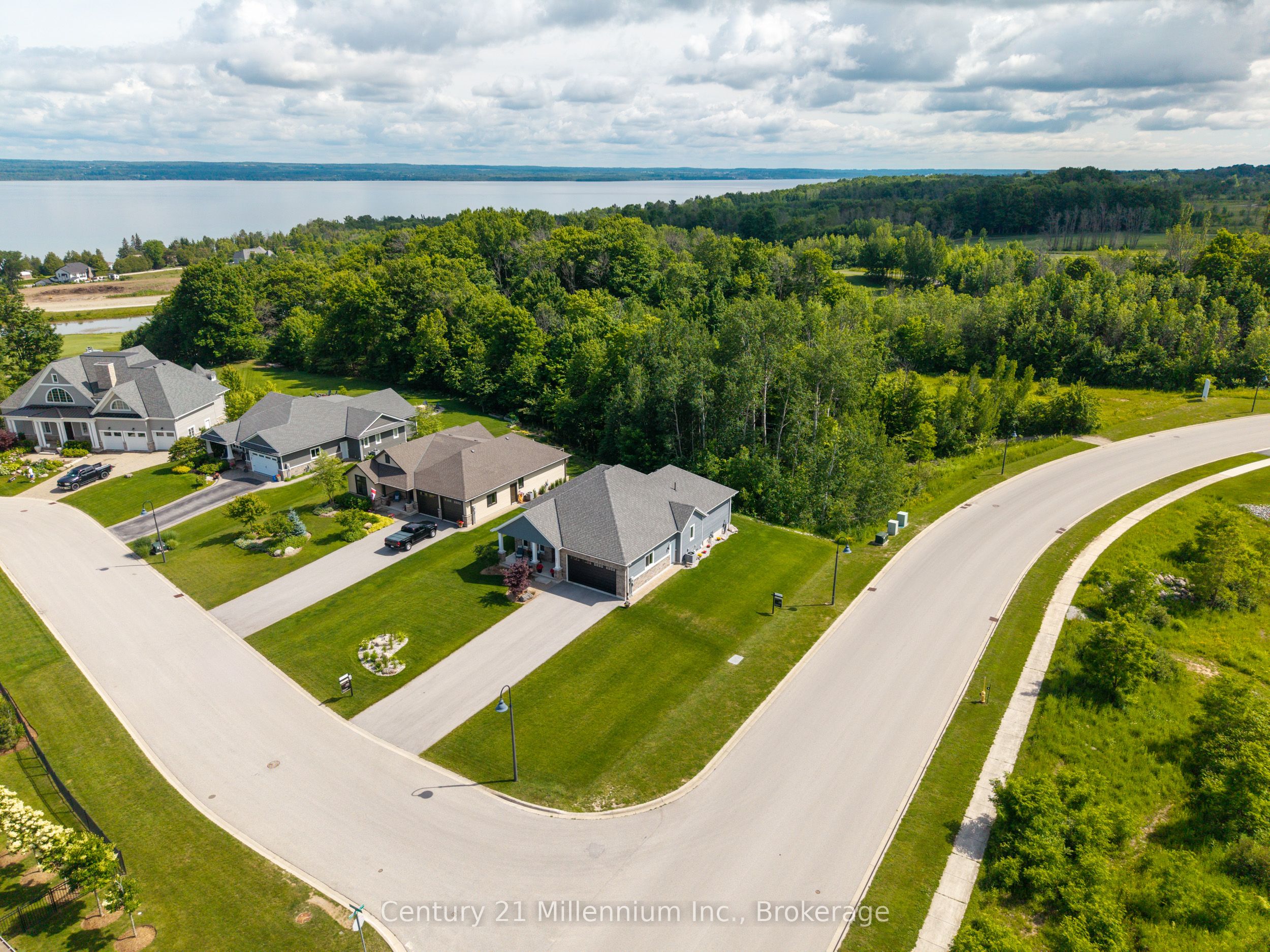 401 Algoma Crescent Property Photo 6
