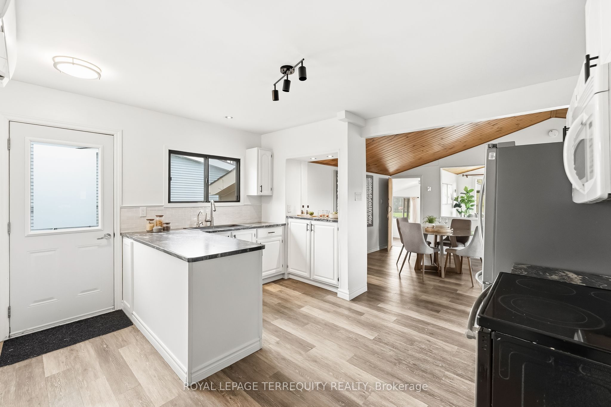 49 River Road W Property Photo 7