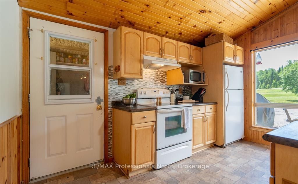 899 Katrine Road Property Photo 9