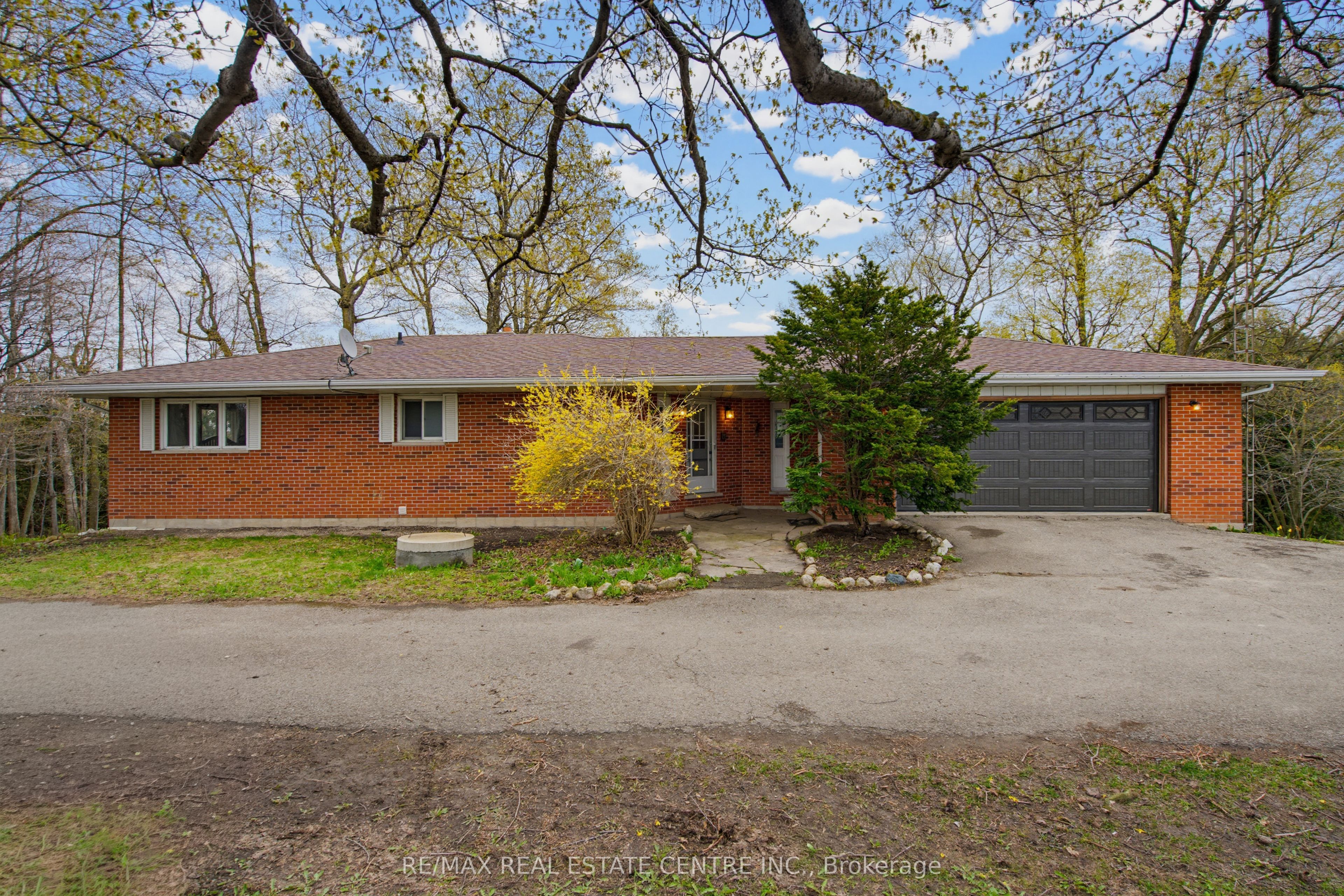 294052 8th Line Property Photo 1
