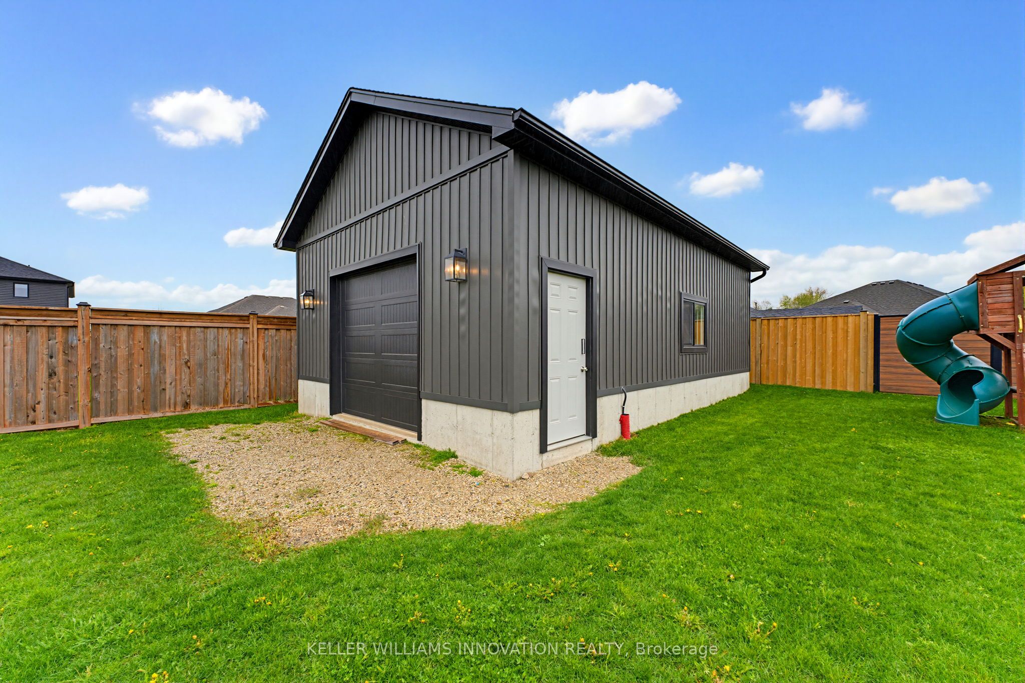 24 Gilmer Crescent Property Photo 2